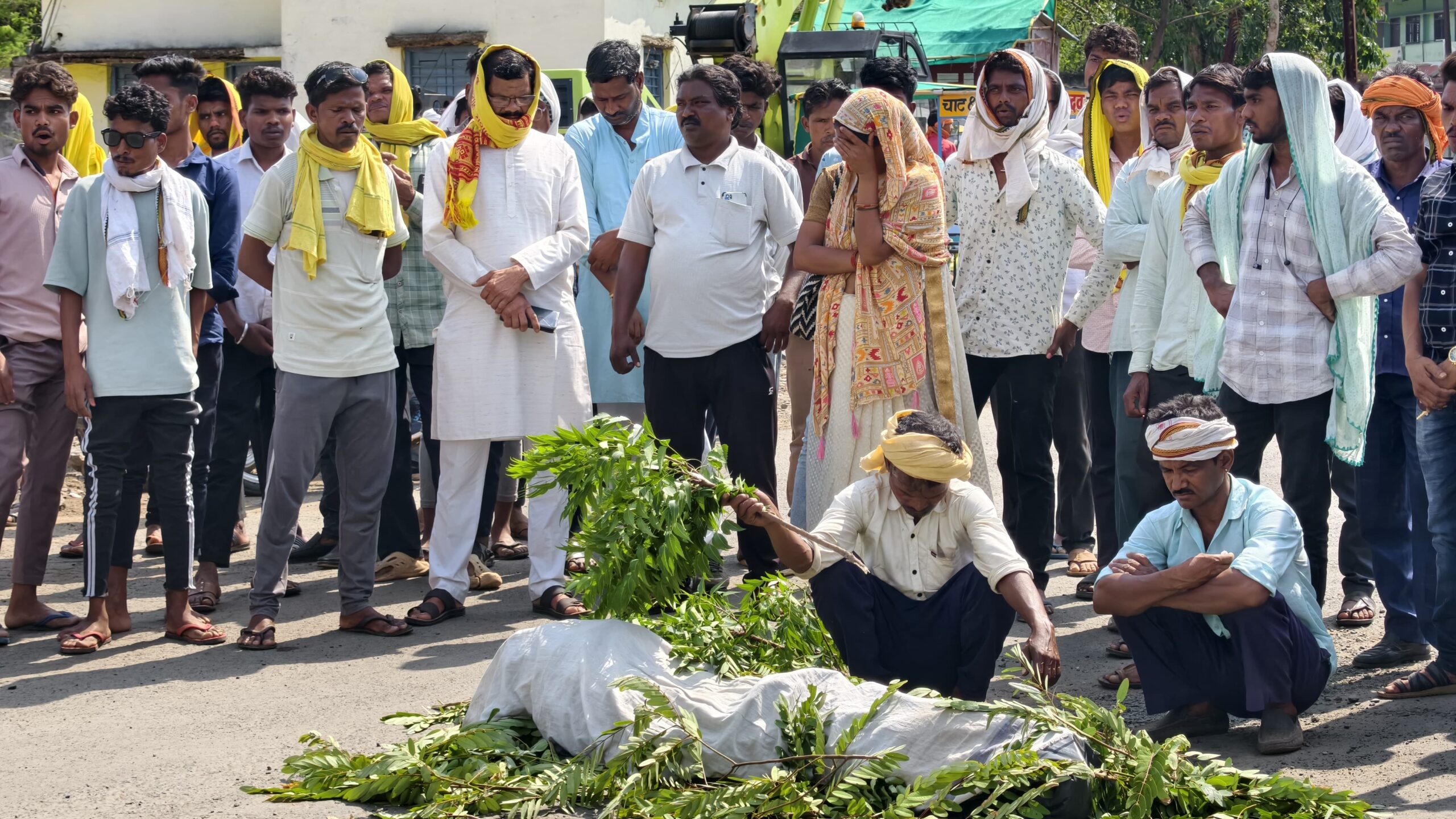 झाबुआ प्लांट के डंपर ने मचाई तबाही, युवक की मौत के बाद सड़क पर उतरे ग्रामीण