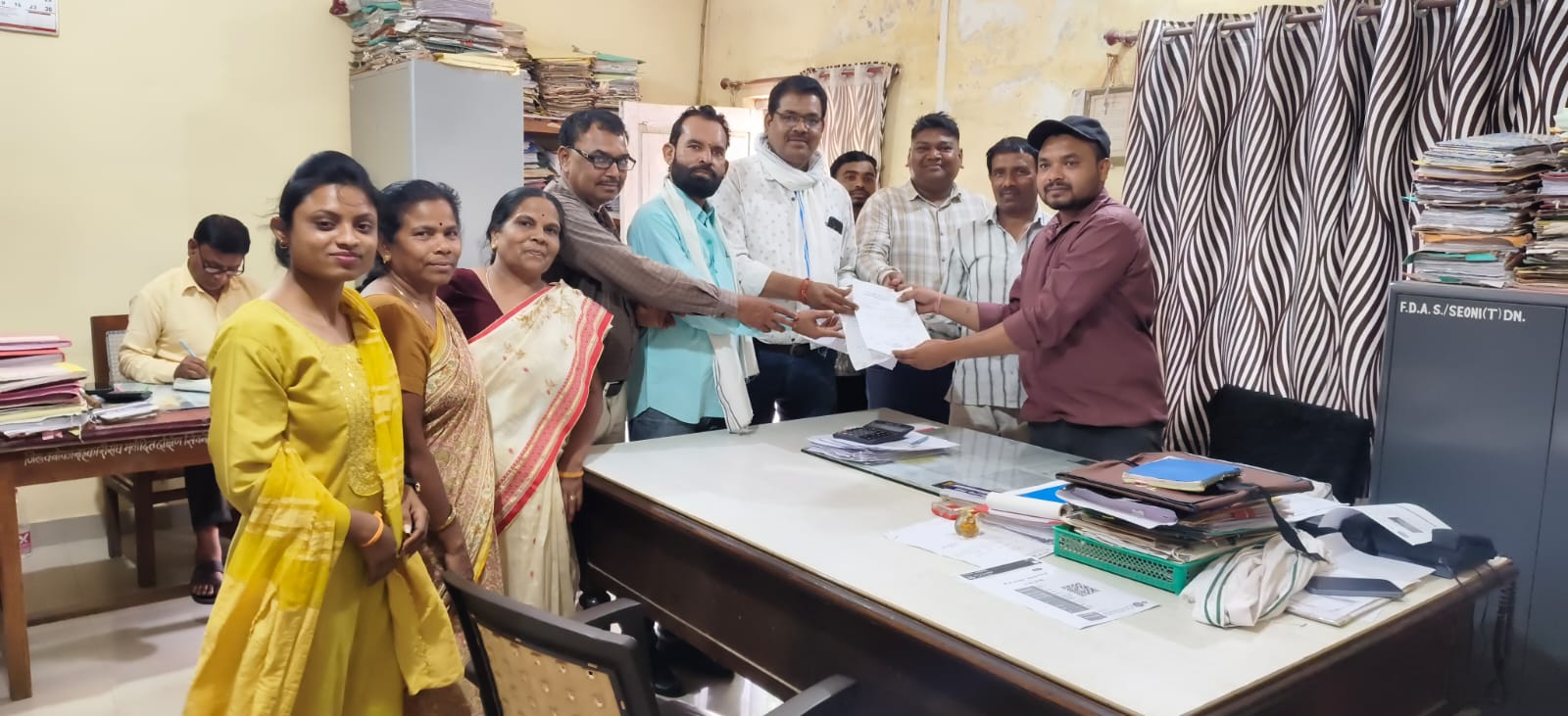 लाभ में संघ, घाटे में समितियां: 22 हजार की कटौती से वनोपज समितियों पर आर्थिक संकट