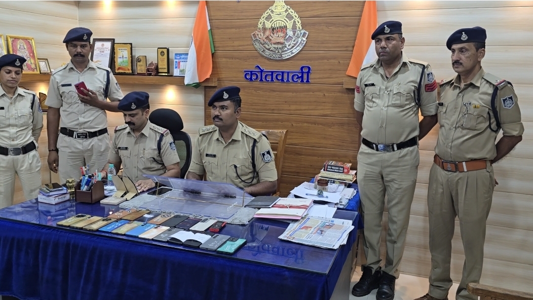 सिवनी पुलिस ने ट्रेस कर लौटाए 20 गुम मोबाइल, 4 लाख के फोन पाकर खिले आवेदकों के चेहरे