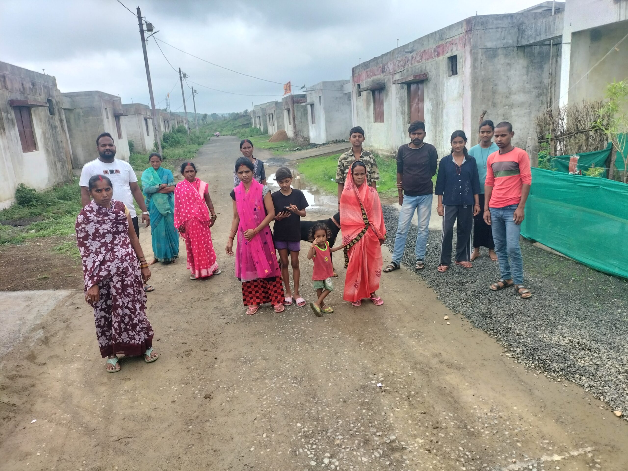 प्रधानमंत्री आवास योजना के मकानों में बदहाली, सड़क से लेकर पेयजल तक मूलभूत सुविधाओं का अभाव