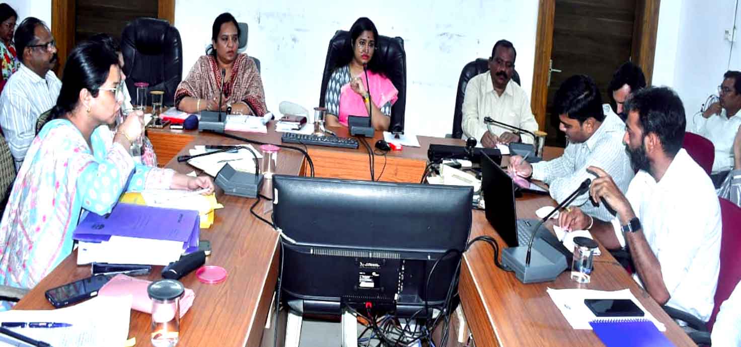जनहित के मामलों में लापरवाही पर होगी सख्त कार्रवाई, समय-सीमा में शिकायतों का करें गुणवत्तापूर्ण निराकरण : कलेक्टर नेहा मीना