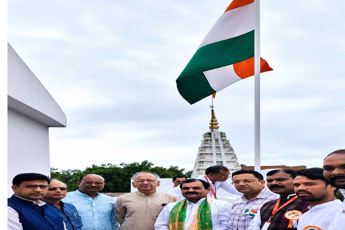 आन-बान-शान से लहराया तिरंगा, देशभक्ति के रंग में रंगा सरस्वती शिशु उच्चतर माध्यमिक विद्यालय