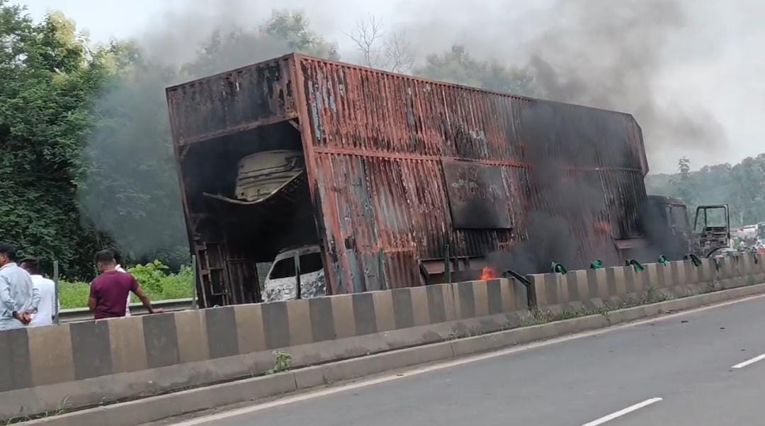 ट्रक में आग के बाद 4 घंटे NH-44 जाम, पत्थरबाजी के बीच पुलिस वाहन पलटा; 3 पुलिसकर्मी घायल