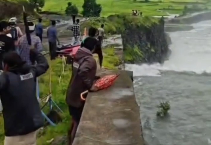 मंडला में नर्मदा उफान पर, निचली बस्तियां खाली कराई गईं; जलाशय में मजदूर बहा, LIVE वीडियो आया सामने