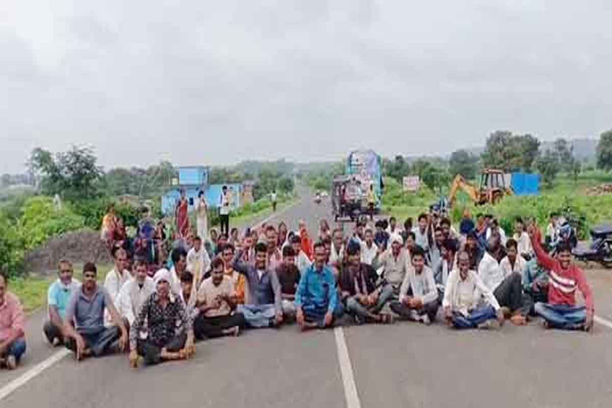 यूरिया नहीं मिलने से भड़के किसान, अमरवाड़ा में सड़क पर उतरे; अधिकारियों ने संभाली स्थिति