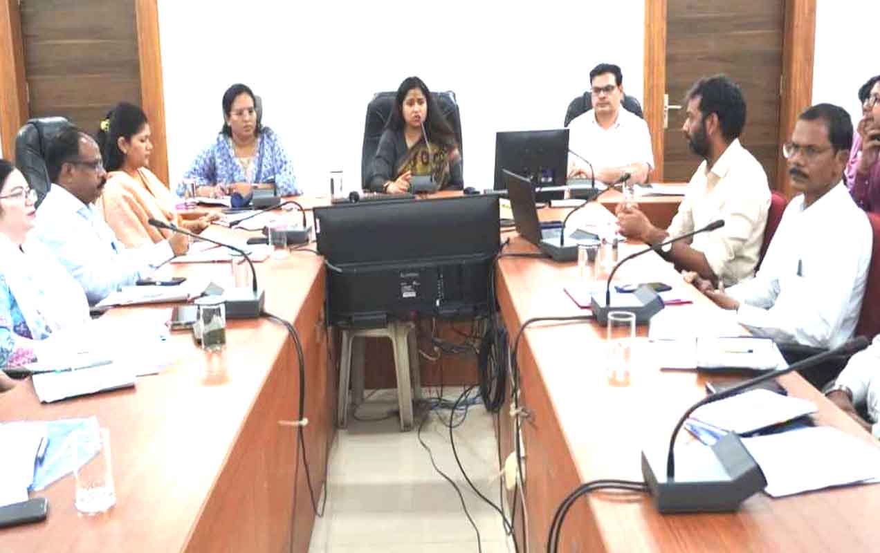 सीएम हेल्पलाइन में लापरवाही पर कलेक्टर ने जताई नाराजगी, एक दिन का वेतन काटने के निर्देश