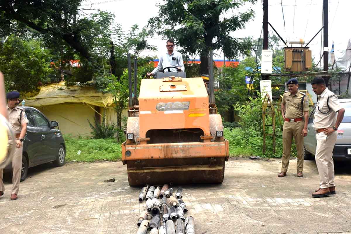 सिवनी पुलिस का बड़ा एक्शन: रोड रोलर से कुचलकर नष्ट किए 65 मॉडिफाइड साइलेंसर