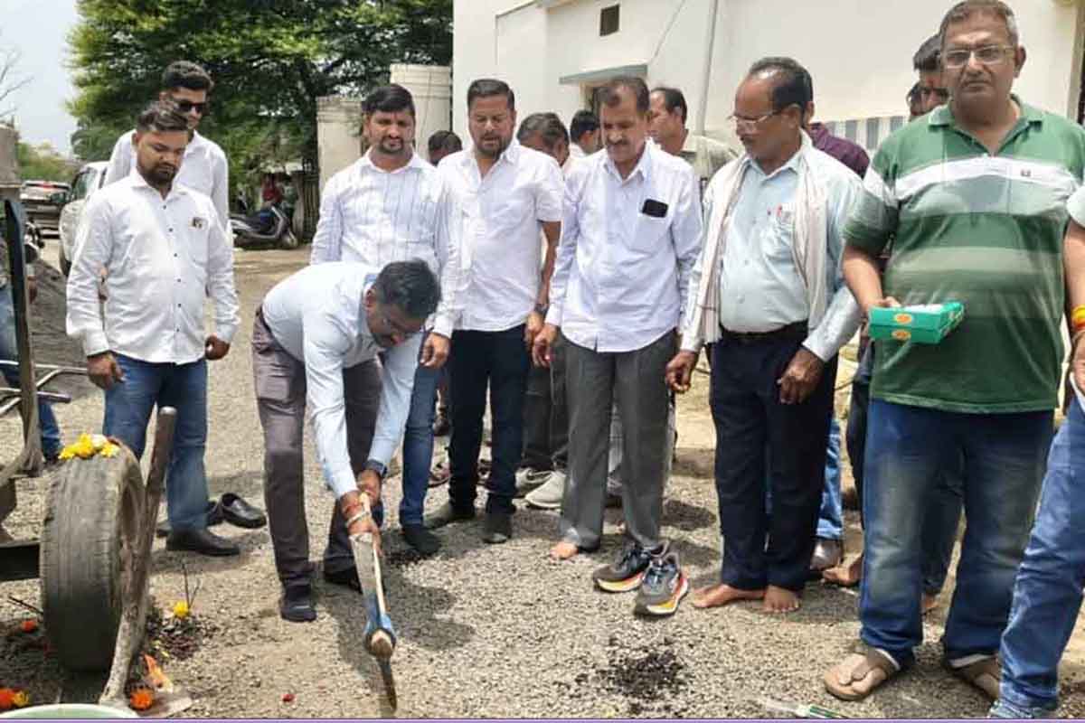 सर्रा कॉलोनी में 13 लाख की सीसी रोड का भूमिपूजन, महापौर विक्रम अहके बोले- विकास कार्यों को मिली नई रफ्तार