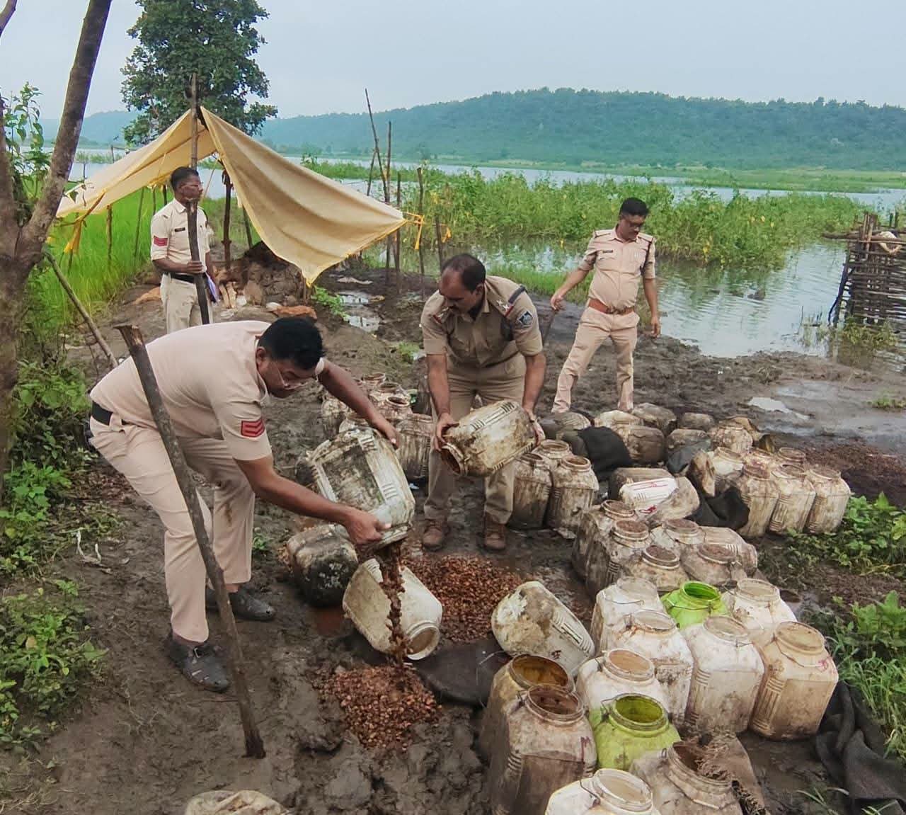 महुआ से जहरीली शराब बनाने वालों पर पुलिस का शिकंजा, 4720 किलो लाहन मौके पर नष्ट