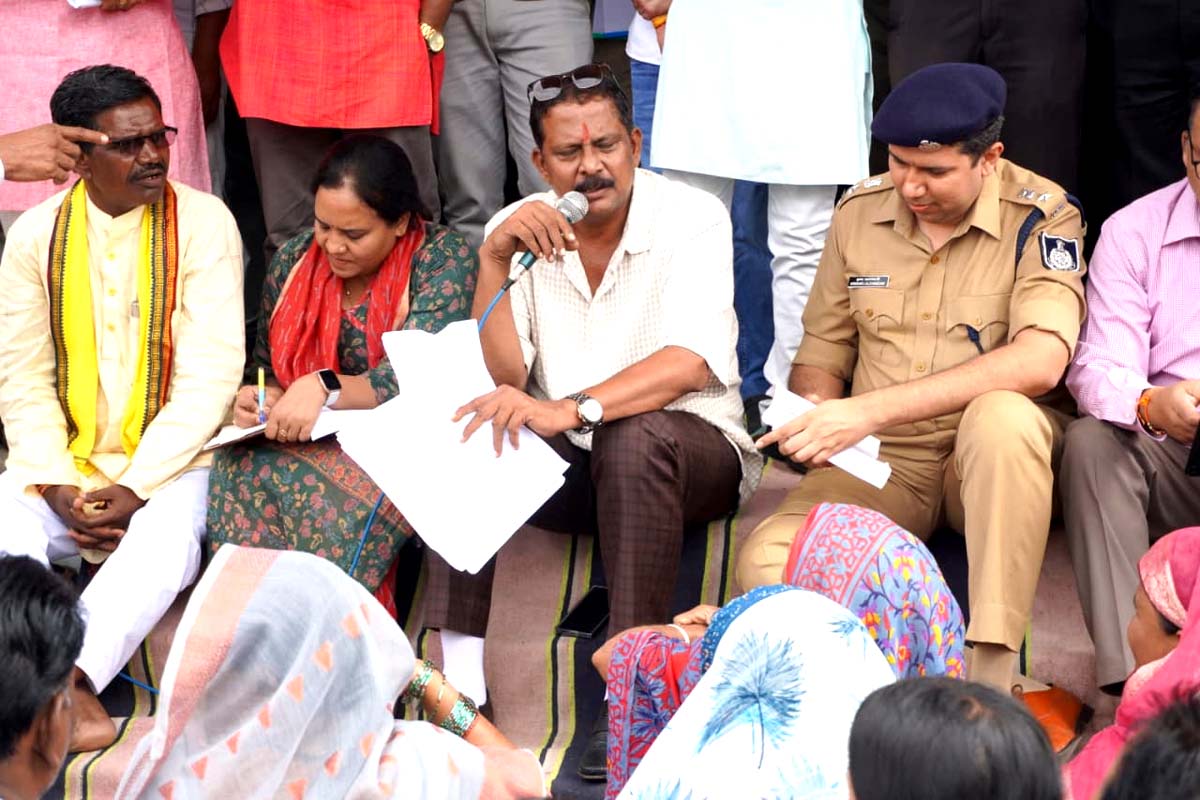 चमारीखुर्द में सजा ‘जनविश्वास’ का दरबार, ग्रामीणों ने रखी समस्याएं; उद्यमियों ने बताया सफलता का फॉर्मूला