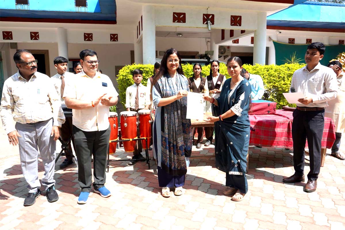 ‘एम्प्लॉयी ऑफ द मंथ’ सम्मान: सुनीता सनोडिया और कमलकिशोर चौधरी सम्मानित