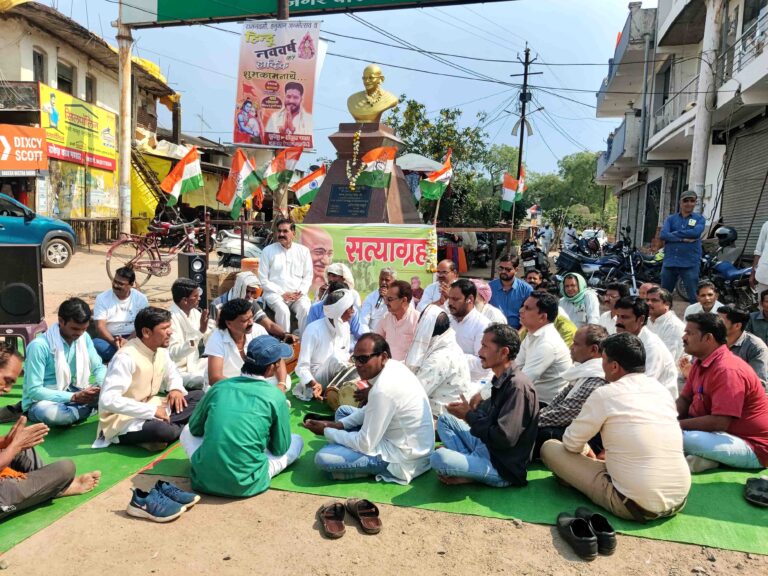 राहुल गांधी की लोकसभा सदस्यता रद्द करने के खिलाफ कांग्रेसियों ने धरना देकर भजन कीर्तन किया बरघाट - राहुल गांधी की लोकसभा सदस्यता रद्द करने के खिलाफ कांग्रेस रविवार को देशभर में संकल्प सत्याग्रह कर रही है। इसी तारतम्य में रविवार को सुबह से बरघाट के गांधी चौक मे स्थित गांधी जी की प्रतिमा के समक्ष विधायक अर्जुन सिंह काकोडिया की उपस्थिति में कांग्रेसीयो ने शान्ति पूर्ण धरना देकर भजन कीर्तन किया। धरने में बैठे विधायक अर्जुन सिंह काकोडिया ने कहा कि जिस व्यक्ति ने सूरत में राहुल गांधी के खिलाफ शिकायत दर्ज कराई थी, वह कोर्ट में गया और 1 साल के लिए अपने ही मामले पर रोक लगाने के लिए कहा, लेकिन राहुल गांधी ने अडाणी पर संसद में भाषण देने के बाद मामले को फिर से ओपन करवाया। 1 महीने के अंदर सुनवाई हुई और राहुल गांधी जी को दोषी करार दिया गया। भाजपा राहुल गांधी को अपमानित करके ये सोचती हैं कि हम डर जाएंगे। हम डरने की बजाय और मजबूती से लड़ेंगे। हम आज भी देश की आजादी के लिए लड़ रहे हैं। अब देश की जनता को दिख रहा है कि उनकी सारी संपत्ति लूटी जा रही है। जो तानाशाही होते हैं वे सवाल उठाने वाले को दबाने की कोशिश करते हैं। इस अडाणी में है क्या कि उसे बचाने की कोशिश कर रहे हैं। ये हमें सोचना पड़ेगा। वह तो ईमानदार हैं और आम जनता के मुद्दों को समझते है। एक आदमी कन्याकुमारी से कश्मीर तक क्यों चला। उसमें समता की, एकता की भावना थी। ‌‌ आज धरना कार्यक्रम मे ब्लॉक कांग्रेस कमेटी अध्यक्ष मनोज राहंगडाले, सूकतरा ब्लॉक कांग्रेस अध्यक्ष-तेजसिंह रघुवंशी, कुरई अध्यक्ष-शिवनारायण उईके, देवीसिंह चौहान प्रदेश अध्यक्ष बंजारा समाज, देवेंद्र ठाकुर पूर्व प्रदेश महासचिव युवा कांग्रेस, राकेश सनोडिया जिला पंचायत सदस्य, अनिल मर्सकोले जिला कांग्रेस महामंत्री, विजय उईके अध्यक्ष आदिवासी कांग्रेस, दुपेंद्र लक्की अम्बुले जिला पंचायत सदस्य, टेकचंद बोपचे प्रभारी वरिष्ठ नागरिक प्रकोष्ठ, जाहिद खान जिला कांग्रेस उपाध्यक्ष, राकेश जैन जिला कांग्रेस महामंत्री,ब्लाक कांग्रेस कमेटी के महामंत्री सुनील अवधिया, हर्ष गुप्ता, नारायण सूर्यवंशी, वशीपटेल नान्दी, सुनील पंचेश्वर, नीलकंठ बाहेश्वर ब्लॉक कांग्रेस कमेटी अध्यक्ष गंगेरूआ, कोमलसिंह बघेल, सतीश सरयाम जिला पंचायत सदस्य, मनीष जायसवाल, हेमन्त गजभिए, राजीव पाठक, नवीन नागभिरे, योगराम बाहेश्वर, अफसर खान, आरिफ खान, अब्दुला खान, बशन्त बोपचे सरपंच, अंकित सोनवणे, शाहिद पटेल, राजेंद्र मराठे, अरविंद पाल, दयाराम भलावी पूर्व सरपंच, संजय डहरवाल, बालकिशोर भलावी, जय प्रकाश यादव सेवादल, चंदन बोपचे, अक्षय पटले, लेखराम मात्रे, राजकिशोर देशमुख एवं अन्य कांग्रेस जन उपस्थित रहे।