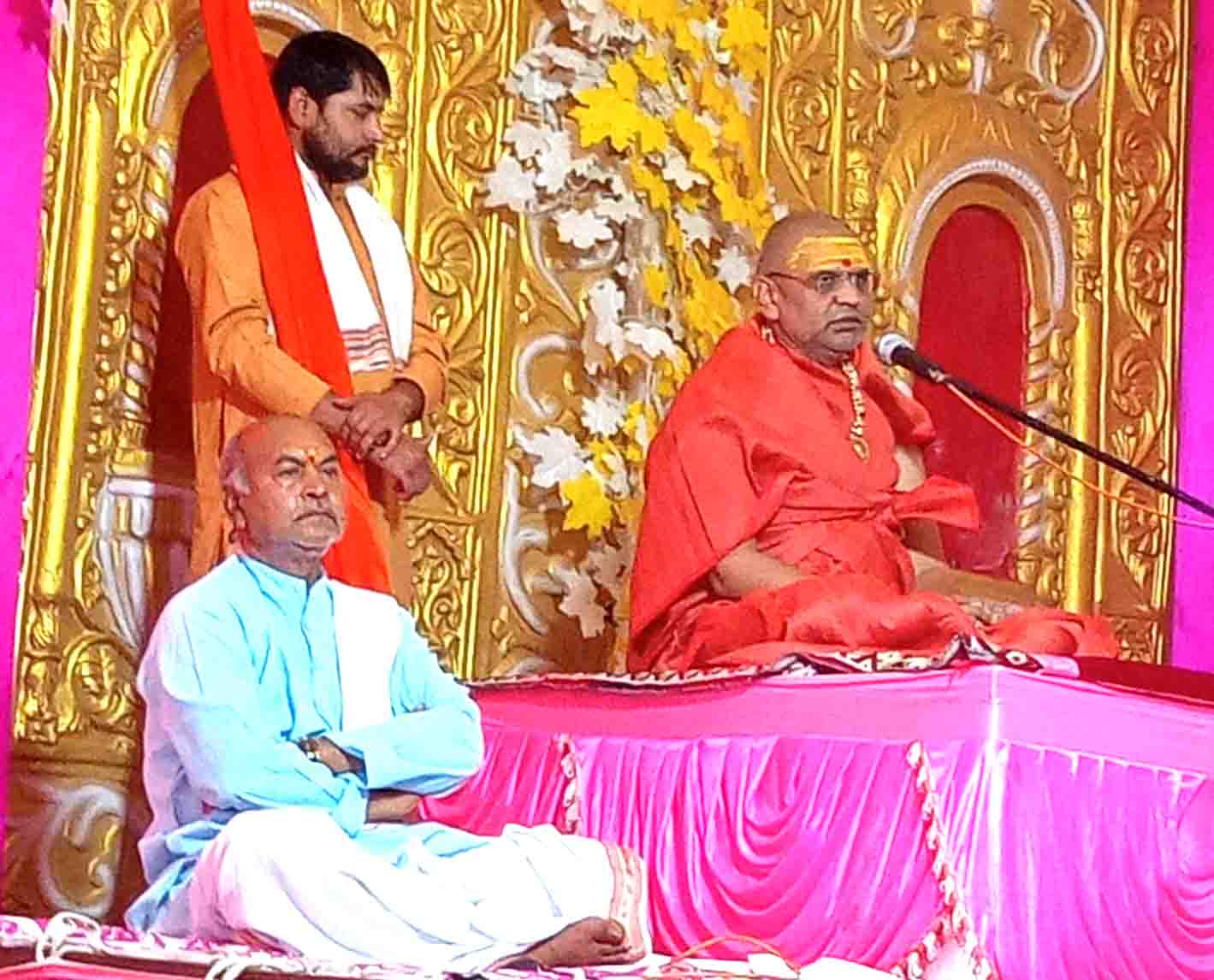 विवेकपूर्ण चिंतन और मंथन से लोक और परलोक दोनों का कल्याण होता है - स्वामी श्री प्रज्ञानानंद सिवनी 28 मार्च 2023 सिवनी यशो:- सद्गुरु सांसारिक माया मोह की कैद से मुक्ति का उपाय बताते हैं हृदय रूपी समुद्र में अच्छे और बुरे विचारों के मंथन से लक्ष्मी प्रकट होती है। उक्त आशय के प्रेरक प्रवचन पूज्य आचार्य महामंडलेश्वर स्वामी श्री प्रज्ञानानंद सरस्वती जी महाराज के मुखारविंद से, मंगलवार को श्री शक्ति महायज्ञ के 7 वे दिन, यज्ञ स्थल मठ मंदिर सिवनी की धर्म सभा में प्रवाहित किये गये । विशाल धर्मसभा को संबोधित करते हुए स्वामी श्री ने कहा कि ,संसार में जन्म लेकर मनुष्य को लौकिक और अलौकिक धर्म, दोनों का निर्वहन करना पड़ता है । मनुष्य का परम कल्याण मोक्ष की प्राप्ति है। जीवन के रहते परमात्मा का चिंतन करना चाहिए जो शाश्वत है। स्वामी श्री ने कहा कि धर्म के अध्ययन, चिंतन, मनन उचित आचरण से ही आचार्य बनते हैं । धर्म ज्ञान को अपने आचरण व्यवहार में लाते हैं आचार्य। स्वामी जी ने प्रवचन माला को आगे बढ़ाते हुए कहा कि ,मानव जन्म दुर्लभ है, तथा क्षणभंगुर है । संसार में लौकिक और अलौकिक धर्म दोनों का विवेकपूर्ण निर्वहन करने से लोक और परलोक दोनों कल्याणकारी होते हैं। हृदय रूपी समुद्र में अच्छे और बुरे विचारों के मंथन से सुख ऐश्वर्य रूपी लक्ष्मी प्रकट होती है। लक्ष्मी चंचला होती है, किंतु नारायण के चरणों में जाकर स्थिर रहती है। मंथन से प्राप्त लक्ष्मी को हृदय में विराजमान नारायण से मिलवा देने पर वह स्थिर हो जाती है। स्वामी श्री ने कहा कि सनातन धर्म के मूल मैं विश्व कल्याण की उद्धात भावना है । हमारे पूज्य गुरुदेव ब्रह्मलीन जगतगुरु शंकराचार्य महाराजश्री हमेशा सद् संकल्प व्यक्त करते थे। धर्म की जय हो, अधर्म का नाश हो, प्राणियों में सद्भावना हो, विश्व का कल्याण हो। स्वामी श्री के प्रवचन के पूर्व प्रवचन भूमिका के रूप में विद्वान आचार्य पं.श्री सनत कुमार उपाध्याय जी तथा ब्राह्मण समाज के अध्यक्ष पं.ओमप्रकाश तिवारी ने-, सनातन धर्म की संस्कृति मैं खानपान आचार विचार तथा शास्त्रोक्त व्रत, उपवास का उल्लेख करते हुए ,यज्ञ के लौकिक पारलौकिक महत्व पर प्रकाश डाला। श्री शक्ति महायज्ञ के प्रधान आचार्य पं.श्री राम बिहारी मिश्र ने आगामी *शेष 2 दिनों के यज्ञ अनुष्ठान कार्य में समस्त श्रद्धालुओं से पुण्य लाभार्जन हेतु सहभागी बनने का आवाहन किया है।