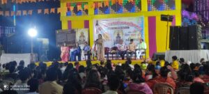 भगवान महावीर स्वामी के जन्म उत्सव पर दिगंबर जैन समाज द्वारा गांधी चौक शुक्रवारी में अखिल भारतीय कवि सम्मेलन का आयोजन किया गया। जिसमें देश के प्रसिद्ध कवियत्री सपना सोनी ने सरस्वती वंदना एवं महावीर वंदना व्यक्त करते हुए कहा कि मानव हो तो मानवता से प्यार करो नाहक ही जीवो का मत संहार करो सबक अहिंसा का जिससे सीखा ऐसे महावीर भगवान की जय जयकार करो। कार्यक्रम संचालक वीरेंद्र विद्रोही ने कहा कि बनके आंखों में आंसू वह नीर हो गए वह खो गए जहां से तो तस्वीर हो गए करुणा दया का पाठ पढ़ा कर चले गए ऐसे महान संत महावीर हो गए। संस्कारधानी जबलपुर की अर्चना अर्चना ने कहा कि तलवार चाहिए ना हमें तीर चाहिए अम्र्नो अहिंसा की हमें जंगीर चाहिए दुनिया तो जा रही है तबाही के मोड़ पर सब कह रहे हैं कि फिर से महावीर चाहिए लक्ष्मण नेपाली ने कहा पैरों में गिरने लगे जिद करके सब फूल महावीर के चरणों की बन जाएं। धूल बुंदेलखंडी अंदाज में राज सागरी ने कार्यक्रम को नया मोड़ दिया उन्होंने कहा कि खुद तो ठोकर खात फिरत हौ और मुझे समझात फिरत हौ लेके घुमत एक बदरिया करके खो बरसात फिरत हौ श्रृंगार के गीतों को एकत्र करते हुए सपना सोनी ने कहा जमीन पर चांद मेरे सामने उतर आया उसे निहार मेरे दिल में प्यार भरा या खुदा से तेरे सिवा और कुछ नहीं मांगा जिधर भी देखूं तुझे तू ही नजर आया । हास्य के हस्ताक्षर इंदौर के पार्थ नवीन ने कहा कि कोशिश करके देख ले ममता मफलर और हजारों कीमत नहीं कम होगी दिख जाएंगे दिन में तारे 100 में 1 लीटर को सलाम पेट्रोल तेरी बढ़ती उम्र को सलाम । उसी तरह देश के राष्ट्रीय कवि अनिल तेजस्विनी ने कहा बड़ा तालाब कितना हो समंदर हो नहीं सकता हिमालय कितना ऊंचा हो अंबर हो नहीं सकता, करो लोग भक्ति मंे यहां संग्लन रहते हैं बिना प्रभु के कोई दिगंबर हो नहीं सकता। कार्यक्रम के दौरान समाज के मिलन बाझल, प्रफुल्ल जैन, आलोक जैन, नरेश दिवाकर आशीष सुशील जैन सुनील वैशाखिया, शालु जैन पारस जैन संजय नायक दिनेश जैन अपूर्व जैन रिंकू चौधरी, संजय जैन संजू, प्रसंग सजल, रितिक सहित महिला मंडल सिवनी की नीलम बाझल, शताब्दी बाझल सोयल बाझल सेठ प्रभात कुमार जैन आनंद जैन अभय जैन नानू सानू जैन यसू विशू सुमित सिद्धार्थ सहित अनेक लोग शामिल रहे।