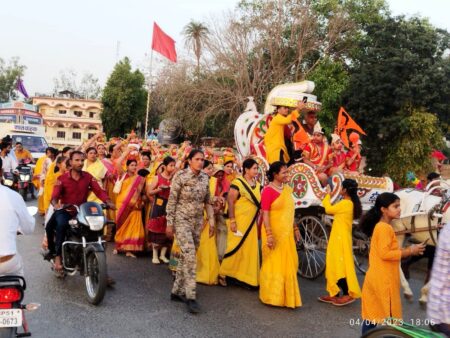 गोकुलधाम सोसायटी में हनुमान जी प्रतिमा स्थापना समारोह 6 अप्रैल को मण्डला-गोकुलधाम - मण्डला की प्रसिद्ध गोकुलधाम सोसायटी महाराजपुर मण्डला में इस बार गार्डन के भव्य हनुमान मंदिर में प्रभु हनुमान जी महाराज ’बब्बाजी’ की प्रतिमा स्थापना समारोह का 3 दिवसीय आयोजन किया गया है । कार्यक्रम के प्रथम चरण में 4 अप्रैल को हनुमान जी प्रतिमा शोभायात्रा एवं विशाल कलश चल समारोह दोप0 3 बजे से, द्वितीय चरण 5 अप्रैल को सुबह 10 बजे भव्य संगीतमय रामधुन प्रारंभ एवं अभिषेक एवं 6 अप्रैल 2023 को हनुमान जन्मोत्सव पर सुबह 9 बजे से हनुमान जी प्रतिमा स्थापना समारोह एवं सायं 4.00 बजे से विशाल भण्डारे का आयोजन किया गया है । गोकुलधाम समिति सभी मण्डलावासियों से इस भव्य महाआयोजन में पहुंचने की अपील की है ।