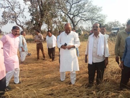 किसानों को हुई नुकसानी का जायजा लेने खेतो में पहुँचे केवलारी विधायक सिवनी 10 अप्रैल 2023 केवलारी यशो:- केवलारी विधायक राकेश पाल सिंह ने प्राकृतिक आपदा से विधानसभा क्षेत्र में किसानों की हुई नुकसानी का जायजा लिया । श्री पाल विधानसभा क्षेत्र के प्रभावित ग्रामों में पटवारी तहसीलदार एवं कृषि विभाग के अधिकारियों के साथ में खेतों में पहुँचे और उन्होंने कहा कि प्रदेश में शिवराज सिंह चौहान की संवेदनशील सरकार है और यह सरकार प्राकृतिक आपदा में पूरी तरह किसानों के साथ है । श्री पाल ने अधिकारियों को निर्देश दिये कि वे नुकसानी का आंकलन मानवीय आधार पर करें तथा किसानों को नुकसानी का बेहतर मुआवजा मिल सके इसकी गंभीरता से चिंता करें । केवलारी विधायक राकेश पाल सिंह ने आज 10 अप्रैल को क्षेत्र के ग्राम पलारी में आयोजित ज्ञान सागर अनुराग विद्यालय के वार्षिक महोत्सव में शामिल होकर बच्चों का उत्साहवर्धन किया। इसके पश्चात उन्होंने विधानसभा क्षेत्र के ग्राम सरेखा,पांजरा, जामुनपानी, बगलाइर्, मरकावाडा सहित अन्य गांव में असमय अतिवृष्टि आंधी तूफान से नुकसान का जायजा खेतों में पहुँच कर लिया किसानों ने बताया कि गेहुँ की फसल की कटाई चल रही है फसल पूरी तरह तैयार है परंतु बेमौसम बारिश से किसानों की फसल बर्बाद हो रही है । क्षेत्र में पहुँचे विधायक के साथ तहसीलदार, राजस्व निरीक्षक, पटवारियों, कृषि विभाग के अधिकारी मौजूद रहे । ंश्री पाल ने अधिकारियों को निर्देश दिये कि समय रहते सभी किसानों को पूरा पूरा मुआवजा मिले और किसानों की नुकसानी का गंभीरता से आंकलन किया जाये । श्री पाल ने कहा कि किसानों पर आयी इस आपदा में सरकार उनके साथ है किसानों की हर संभव मदद की जायेगी । इस अवसर पर भारतीय जनता पार्टी के कार्यकर्ताओं एवं पदाधिकारियों के साथ समस्त ग्रामवासी उपस्थित रहे।