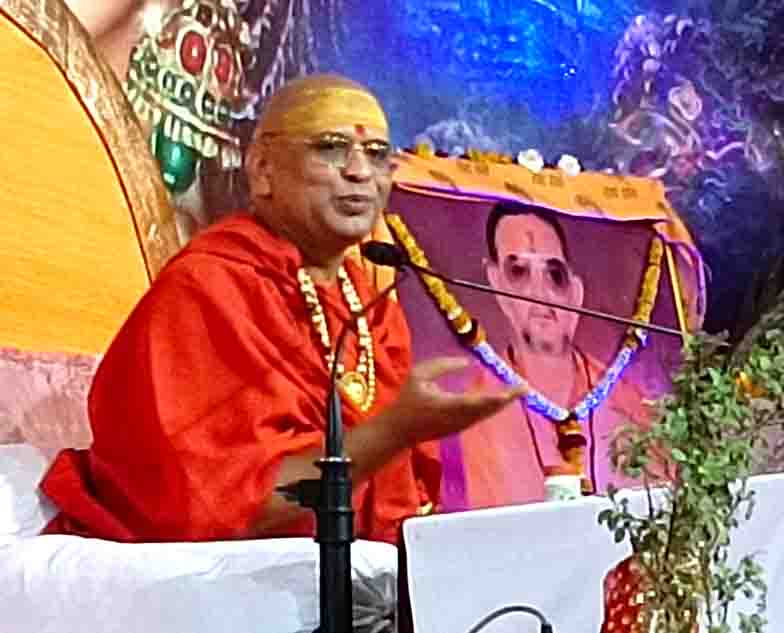 राम कथा जीने की और भागवत कथा मरने की कला सिखाती है - स्वामी प्रज्ञानानंद | Dainik Yashonnati राम कथा जीने की और भागवत कथा मरने की कला सिखाती है - स्वामी प्रज्ञानानंद सिवनी 16 अप्रैल 2023 सिवनी यशो: - जीव प्रकृति के आधीन होता है और प्रकृति परामात्मा के आधीन होती है परंतु मनुष्य प्रकृति को छोड़कर प्रवृति और विकारों के के की गुलामी में फंस जाता है लोभ मोह माया के फेर में पड़ जाता है और बार बार मृत्यु लोक में उसे आना पड़ता है श्रीमद भागवत मृत्यु लोक के इस क्लेश से बचाने का सुमार्ग बताती है परमात्मा की प्राप्ति की और परमात्मा में समा जाने का युक्ति बताती है । भागवत कथा हमें मरना सिखाती है जबकि श्रीराम कथा हमें जीना सिखाती है । हमें जीना कैसे है और मरना कैसे है यह दोनों सीखना जरूरी है । उक्ताशय का मंतव्य राजश्री पैलेस में भागवत कथा की व्यास पीठ से ब्रम्हलीन द्विपीठाधीश्वर शंकराचार्य स्वामी स्वरूपानंद जी सरस्वती जी महाराज के परम प्रिय शिष्य महामंडलेश्वर दंडी स्वामी प्रज्ञानानंद जी महाराज ने व्यक्त किये । महाराज श्री ने कहा कि शांत और सत्य के साथ रहना हमारा प्राकृतिक ईश्वर प्रदत्त स्वाभाव है । क्रोध, दुर्भावना, दुराग्रह असत्य को हमने जन्म देते है जबकि शांति और सत्य परमात्मा का स्वरूप है । इस सत्य को पाना हर जीव की चाहत होती है और इसके लिये वह निरंतर यात्रा करता है । महाराजश्री ने कहा कि हम परमात्मा के अंश है और इसका अंत परमात्मा में मिलने से ही होगा। भागवत की शरण में जो आ जाता है वह स्वयं भागवत हो जाता है परमपिता परमेश्वर का हो जाता है परंतु इसका श्रवण और मनन निरंतर होना चाहिये। महाराज श्री ने पवित्र कथा गंगा का प्रवाह करते हुये भागवत कथा के चरित्रों का सुंदर वर्णन करते हुये कथा के गूढ रहस्यों को प्रतिपादित करते हुये बताया कि लक्ष्मी को माता के रूप में या पुत्री के रूप में पूजा जाना चाहिये माता वह सब देती है जो पुत्र को आवश्यक होता हेै और पुत्री जैसे जैसे बढ़ती है उसे धर्म के मार्ग में प्रवृत किया जाता है अर्थात जब धन बढ़ता है तो उसका सदुपयोग अच्छे कामों में करना चाहिये। भागवत कथा के सुंदर चरित्रों का वर्णन करते हुये भगवान कृष्ण और जामवंत प्रसंग,कृष्ण जी के प्रदुम्र द्वारा संभासुरवध, सुदामा चरित्र का वर्णन करते हुये आज कथा को विश्राम दिया गया कथा विश्राम के पश्चात कथा स्थाल पर महाप्रसाद का वितरण किया गया ।