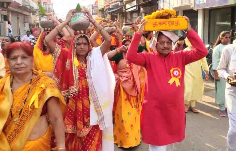 कुर्मी क्षत्रिय समाज सिवनी द्वारा श्रीमद भागवत कथा शुभारंभ, महामाया मंदिर से निकली शोभायात्रा सिवनी यशो:- कुर्मी क्षत्रिय समाज द्वारा आज 23 अप्रैल से 29 अप्रैल तक यश लॉन परतापुर रोड भैरोगंज सिवनी में श्रीमद भागवत कथा का आयोजन किया गया है । श्रीमद भागवत कथा के प्रथम ििदवस 23 अप्रैल को महामाया मंदिर भैरोगंज से यश लॉन तक विशाल शोभायात्रा निकाली गयी इस शोभायात्रा में बड़ी संख्या में भागवत कथा अनुरागी एवं। कुर्मी समाज के पदाधिकारी एवं आयोजन समिति के लोग शामिल रहे। शोभायात्रा महामाया मंदिर से सोमवाी चौक होते हुये परतापुर रोड से यश लाँन पहुँची । जहाँ वृन्दावन धाम के महाराज भागवताचार्य श्री शैलेन्द्र कृष्ण शास्त्री जी ने व्यासपीठ से भागवत कथा महात्म का वर्णन किया । कुर्मी समाज द्वारा आयोजित श्रीमद भागवत कथा में आगामी 26 अप्रैल को अपराह्न 3 बजे से जगद्गुरू शंकराचार्य सदानंद सरस्वती जी महाराज द्वारा आशीर्वचन प्राप्त होगा । आयोजक मंडल ने समस्त धर्म प्रेमियों से भागवत कथा सप्ताह में पहुँचकर धर्मलाभ लेने का विनम्र आग्रह किया है ।