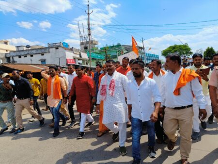 समाज की एकता के लिये काम करे - कांवरे मरार माली समाज के सामाजिक कार्यक्रम में उमड़ा जनसैलाब गजानंद पंचेश्वर ने समाजिक एकता का किया शंखनाद सिवनी 03 अप्रैल 2023 केवलारी यशो:- मरार माली समाज का समाजिक एकता सम्मेलन गजानंद पंचेश्वर महामंत्री भाजपा जिला सिवनी के नेतृत्व में महात्मा सावित्रीबाई फुले को श्रद्धासुमन अर्पित करते हुये मध्यप्रदेश शासन के आयुष मंत्री रामकिशोर कांवरे के मुख्य आतिथ्य में शासकीय उत्कृष्ट विद्यालय खेल परिसर में रविवार 2 अप्रैल 2023 को समाज का विशाल जनसमुदाय की उपास्तिथी में आयोजित किया गया। उद्घाटन संबोधन में गजानंद पंचेश्वर ने कहा कि मरार माली समाज सबसे ज्यादा संगठित समाज है, यह कार्यक्रम समाज के जागरण के लिये केन्द्रित विषय है । समाज के युवाओं ने चारों दिशाओं से रैली निकालकर मरार माली समाज का एकता का संदेश दिया है। शिक्षा और स्वतंत्रता बच्चों की रूकावट ना बने, समाज के कमजोर लोगों की सहायता करना मूल विचार है उन्हें विकास की मुख्यधारा में जोडऩे के लिए हर हाथ उठना चाहिए। आयुष मंत्री रामकिशोर कांवरे ने अपने उद्बोधन में कहा कि मेहनत, लगन, ईमानदारी, लक्ष्य, सेवा से ही आदमी पूज्य हो जाता है। समाज की कुरीतियों को दूर करने का काम करो, अच्छा करो, मनुष्य जो जैसा सोचता है वह वैसा बन जाता है,जो अपनी जगह छोड़ेगा, दूसरा आकर उसमें बैठ जाएगा, यदि हमने दूसरों का सम्मान नहीं किया तो तुम्हें सम्मान नहीं मिलेगा। श्री कावरे ने सामाजिक सम्मेलन में विचार रखते हुए सामाजिक बंधुओं से आग्रह किया कि समाज को नई दिशा देने का काम करें। समाज को नशा मुक्त बनाने का काम करें, समाज को एकरूपता में लाने का काम करें, मैं आज आपके सामने खड़ा हूं मैंने भी समाज को संदेश दिया 2009 में मैंने विधायक रहते हुए अपनी शादी भी सामूहिक विवाह योजना के अंतर्गत की थी। फिजुल खर्च आपके विकास में बाधक है । श्री कांवरे ने कहा कि बालाघाट ऐसा जिला है जहां समाज के दो दो लोग विधायक है, राजनैतिक मंचों में सुश्री हिना कावरे जी एक तरफ बैठती है और मैं एक तरफ बैठता हूँ लेकिन जब समाज की बात आती है दोनों नेता आजू बाजू में बैठकर के समाज के हित की बात करते हैं। मंचासीन समस्तअतिथियों ने भी समाज की वंशावली, महात्मा ज्योतिबा फुले सावित्री देवी फूले के योगदान और समाज की दिशा दशा के सुधार को लेकर अपने अपने मंतत्व अनुसार विचार व्यक्त किए। कार्यक्रम में उपास्तिथ मंत्री रामकिशोर कांवरे, गजानंद पंचेश्वर कार्यक्रम आयोजक, उमेश सैनी संत , संतोष पंजारिया जिलाध्यक्ष मरार समाज सिवनी , रमेश पाचे जिलाध्यक्ष मरार समाज बालाघाट,भगवत प्रसाद भामरे जिलाध्यक्ष मरार समाज मंडला,श्रीमती पुष्पा नागेश्वर सरपंच लालबर्रा बालाघाट, रमेश देशमुख महामंत्री जिला मरार समाज सिवनी,भरत लाल कांवरे उपाध्यक्ष जिला मरार समाज सिवनी, गोपाल माली सचिव जिला मरार समाज सिवनी सहित मंच पर आसीन गणमान्य समाजिक पदाधिकारियों का क्षेत्रीय मरार माली समाज के अध्यक्ष सहित पदाधिकारियों ने पगड़ी बांधकर पुष्प माला पहनाकर भव्य स्वागत किया गया। भीषण गर्मी में भी बेठे लोग* जिला स्तरीय समाजिक सम्मेलन की शुरुआत महात्मा ज्योतिबा फुले सावित्री देवी फूले की पूजा के साथ भरी दोपहरी में प्रारंभ किया गया। दूदराज से आयी महिला बालिकाओं, पुरूषों हजारों की संख्या में भीषण गर्मी की लपट में भी खेल मैदान में बेैठे रहे।