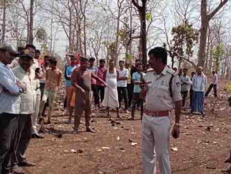 जिले के छपारा थाना क्षेत्र अंतर्गत रविवार को एक व्यक्ति ने पेड़ से लटककर खुदखुशी कर ली जंगल के रास्ते से गुजर कुछ लोगो ने देखा कि एक व्यक्ति फांसी के फंदे पर लटकता है जिसकी सूचना तत्काल पुलिस को दी। छपारा पुलिस मौके पर पहुंची और मर्ग कायम कर विवेचना में लिया है। पेड़ पर लटकते मिला शव प्राप्त जानकारी के अनुसार छपारा संजय कॉलोनी से सुनवारा रोड स्थिति लगभग ६ किलोमीटर दूर गांव प्रतापगढ़ और जामुनपानी बंजर के बीच जंगल में एक व्यक्ति का फाँसी पर शव लटका दिखा। जिसके बाद आशंका जताई जा रही है कि व्यक्ति ने खुदकुशी की है। जेब पर मिला मोबाईल:- स्थानीय लोगों ने घटना की जानकारी छपारा पुलिस को दी। जिसके बाद पुलिस मौके पर पहुंची और पंचनामा कार्यवाही करते हुए शव को पेड़ से नीचे उतरवाया और पोस्टमार्टम के लिए छपारा सामुदायिक स्वास्थ्य केंद्र भेजा है।मृतक युवक की जेब से एक मोबाइल फोन मिला है। जिससे पता चला है कि मृतक युवक जयराम बंडोल थाना क्षेत्र के सरगापुर गांव का रहने वाला है। छपारा पुलिस के द्वारा मृतक युवक के परिजनों को सूचना दी गई है। पुलिस कर रही जांच:- फिलहाल छपारा पुलिस द्वारा पूरे मामले की जांच की जा रही है। साथ ही जिन लोगों ने शव को लटकते देखा उनसे पूछताछ करते हुए आसपास के लोगों से भी पूछताछ की जा रही है। फिलहाल यह पता नही चल पाया है कि व्यक्ति ने यह कदम क्यों उठाया है।