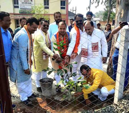 अर्द्धशहरीय औद्योगिक संस्थान की विभिन्न ईकाइयों तथा उद्योग कार्यालय का प्रभारी मंत्री श्री सखलेचा ने किया निरीक्षण सिवनी 20 अप्रैल 23/ प्रदेश शासन के सूक्ष्म, लघु और मध्यम उद्यम एवं विज्ञान और प्रौद्योगिकी विभाग एवं जिले के प्रभारी मंत्री श्री ओम प्रकाश सखलेचा ने गुरूवार 20 अप्रैल को अर्द्धशहरीय औद्योगिक संस्थान, सिवनी में नवनिर्मित सड़क का अवलोकन किया गया। तत्पश्चात् कार्यालय महाप्रबंधक, जिला व्यापार एवं उद्योग केन्द्र, सिवनी के प्रांगण में मंत्री श्री सखलेचा द्वारा वृक्षारोपण किया गया साथ में श्री आलोक दुबे, (जिला अध्यक्ष) एवं अन्य जनप्रतिनिधि तथा औद्योगिक संस्थान के उद्योगपति उपस्थित थे। मंत्री श्री सखलेचा द्वारा कार्यालय भवन का भी औपचारिक निरीक्षण किया गया एवं कार्यालय परिसर में बांउण्ड्री वॉल निर्माण तथा कार्यालय भवन के नवीनीकरण हेतु राशि रूपये 20 लाख स्वीकृत किया। तत्पश्चात अर्द्धशहरीय औद्योगिक संस्थान, सिवनी का भ्रमण कर स्थापित इकाईयों का निरीक्षण किया एवं सिवनी जिले में स्थित सीमेंट आधारित उद्योगों के लिये नजदीकी सीमेंट उत्पादक प्लॉटों से मुक्त व्यापार अनुबंध (NON / FREE TRADE AGRIMENT) करने हेतु आवश्यक कार्यवाही करने के निर्देश दिये गये ताकि उद्योगों को 25 से 30 प्रतिशत कम लागत में सीमेंट उपलब्ध हो सके। जिले में क्लस्टर विकास की संभावनाओं को दृष्टिगत रखते हुए फर्नीचर क्लस्टर (वूडन फर्नीचर, स्टील फर्नीचर तथा फेब्रीकेशन कार्य आदि) पर मंत्री श्री सखलेचा ने जोर देते हुए इसकी शीघ्र स्थापना हेतु विशेष प्रयास करने हेतु निर्देशित किया।