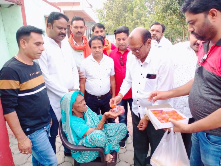 विधायक ने कराया गया वृद्धा आश्रम में फल व गरीबजनों में भोजन वितरण सिवनी यशो:- रविवार, दिनांक 07 मई को सिवनी विधानसभा क्षेत्र के विधायक दिनेश राय मुनमुन की ओर से पवित्र नर्मदा परिक्रमा यात्रा के पूर्ण होने पर गरीबजनों को भोजन वितरित किया गया। ज्ञात हो कि विधायक दिनेश राय मुनमुन द्वारा सिवनी जिले एवं विधानसभा वासियों के सुखमय जीवन की मंगल कामनाओं को लेकर पवित्र नर्मदा परिक्रमा यात्रा बरमान घाट से प्रारंभ कर ओंकारेश्वर ज्योतिर्लिंग में विधि विधान से आज पूर्ण की गई। इस दौरान श्री राय ने कहा कि आध्यात्म को समर्पित नर्मदा परिक्रमा यात्रा से मन आनंदित है मेरी कामना है कि मां नर्मदा सदैव अपने भक्तों पर आशीर्वाद बनाए रखें। सनातन धर्म और पुराणों में अत्यधिक महत्व रखने वाली पवित्र नर्मदा परिक्रमा यात्रा पूर्ण होने के अवसर पर सिवनी नगर में विधायक श्री दिनेश राय मुनमुन जी की ओर से शुभचिंतकों व कार्यकर्ताओं द्वारा वृद्धा आश्रम मे फलों व मिष्ठान का वितरण एवं मानसिक विक्षिप्त जनों व नगर के बस स्टैण्ड, प्रायवेट बस स्टैण्ड, मानस भवन के पीछे स्थित बस्ती, बुधवारी, छिंदवाड़ा चौक, शनि मंदिर, मठ मंदिर प्रांगण एवं बवरिया टोला क्षेत्रों में पहुंचकर गरीब जनों में भोजन वितरित किया गया। इस अवसर पर संतोष अग्रवाल वरिष्ठ जिला भाजपा उपाध्यक्ष, प्रहलाद कोनियापार वरिष्ठ भाजपा नेता, संजय पप्पू सोनी नगराध्यक्ष भाजपा, श्याममिलन पांडे , नितेन्द्र गुड्डू बघेल पूर्व मंडल अध्यक्ष, दुर्गेश चक्रवर्ती भाजयुमो मंडल अध्यक्ष लखनवाड़ा, अनूप मिश्रा मनीष मोनू मिश्रा विधायक प्रतिनिधि खेल विभाग, बेनी चंद्रवंशी जनपद सदस्य, रवि सनोडिया भाजयुमो मंडल अध्यक्ष करकोटी, श्रीमती रुक्मणी सनोडिया, श्रीमती कीर्ति सनोडिया , अखिलेश राय सतीश दुबे , सुरेन्द्र शेरु माल्या , नरेश गिरी गोस्वामी , संदीप नायर, कार्यालय सहायक देवेन्द्र राठौर, अखिलेश पांडे, रंजीत राय, हेमंत टेंभरे, अनिल सनोडिया सरपंच खैरी शंकर माखीजा, देवेन्द्र बघेल, संदीप साहू (गोलू) आसरा फाउण्डेशन रसोई मैनेजमेंट, मीडिया प्रभारी मो. जिब्राईल मंसूरी आदि की उपस्थिति रही। सिवनी ०7 मई 2023