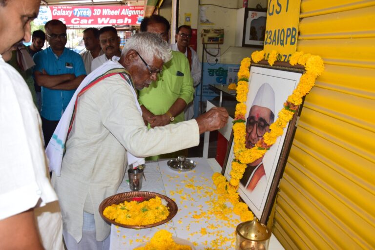 स्व. ठा. हरवंश सिह की पुण्यतिथि पर स्वास्थ्य केन्द्र में किया फल वितरण छपारा यशो:- सिवनी जिले के लाडले नेता प्रदेश के पूर्व विधान सभा उपाध्यक्ष एवं गृहमंत्री स्व. ठा. हरवंश सिंह के पुण्यतिथि पर ब्लाक काग्रेस कमेटी द्वारा बैठक का आयोजन किया गया जिसमें छपारा नगर सहित आसपास के क्षेत्र से आये कांग्रेसजनो ने उपस्थित होकर अपने लाडले नेता को याद किया सर्वप्रथम उनके छायाचित्र के सामने दीप प्रज्जवलित कर पुष्पमाला अर्पित का समस्त कांग्रेसजनो के द्वारा श्रद्वांजलि अर्पित की गई। उसके पश्चात ब्लाक कांग्रेस कमेटी के वरिष्ट नेता सूरजलाल बंजारा ने उनके जीवन शैली पर प्रकाश डालते हुए बताया गया कि प्रदेश कांग्रेस के कुशल मार्गदर्शक जन जन के लाडले नेता स्व. ठा. हरवंश सिंह के बताए पद चिन्हो पर चलकर ही हम कुशल नेतृत्व करने लायक बन सकते है। कंग्रेसजनो ने उनके द्वारा जनहित में किये गये एतेहासिक कार्यो को याद किया गया एवं सामुदायिक स्वास्थ्य केन्द्र पहुंचकर मरीजो को फल एवं बिस्किट का वितरण किया गया इस कार्यक्रम में ब्लाक कांग्रेस कमेटी के अध्यक्ष जयकेश सिंह, गुलाब साहू, रमेश चौहान, पवन ठाकुर, कुलदीप सिह,, राजा ठाकुर, अनिल ठाकुर, चन्दू श्रीवात्री, नितिन जैन, संजय बैस, रामकुमार कोष्टा, अम्बर पाटर, प्रकाश अवधिया, अभिषेक सिंह, सहित समस्त कांग्रेसजन उपस्थित रहे।