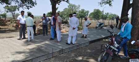 घटिया सीसी सड़क निर्माण प्रारंभ नगर परिषद छपारा मौन हनुमान मंदिर समिति ने काम रूकवाया, अधिकारी व परिषद के उपाध्यक्ष भी काम देखकर शर्मिंदा छपारा यशो:- नगर परिषद छपारा में होने जा रहे पक्के निर्माण कार्य जैसे नाली सीसी सड़क और रिटेरनिंग वॉल के टेंडर होने के बाद कार्य प्रारंभ होने की स्थिति है और कुछ कार्य प्रारंभ भी हो गए हैं इन निर्माण कार्यों के प्रारंभिक स्तर पर ही घटिया गुणवत्ता दिखाई देने लगी है परिषद इकाई के वार्ड जनप्रतिनिधि व अधिकारी मौन धारण किए हुए हैं जैसे इन जवाबदारों ने ठेकेदारों से मोटे कमीशन ले रखी है ठेकेदार मनमाने स्तर से कार्य प्रारंभ कर रहे हैं निर्माण कार्यों को देखने समझने व बोलने वाला परिषद में कोई नहीं है नगर परिषद छपारा के वार्ड क्रमांक 3 शिव नगर वार्ड में स्थित बड़े बगीचा हनुमान मंदिर जाने वाली रोड जो सकार सिटी से शनीचरी मोहल्ला जाती है उक्त रास्ता में सीसी सड़क बनाए जाने के लिए ठेकेदार ने काम प्रारंभ कर दिया है लेकिन प्रारंभिक कार्य में ही घटिया स्तर देखने में पाया गया तो हनुमान मंदिर समिति ने घटिया कार्य पर रोक लगा दिया है और मौके पर मुख्य नगर परिषद अधिकारी व उपाध्यक्ष भी पहुंचे तो वह भी घटिया निर्माण कार्य को देखकर शर्मिंदा हो गए और जवाब न दे सके। *स्टीमेट के विपरीत बन रही सीसी सड़क* छपारा के बड़े बगीचा हनुमान मंदिर शनिचरी रोड जो लगभग 900000 की लागत से 194 मीटर सीसी सड़क का कार्य प्रारंभ किया गया है जो स्टीमेट की गाइडलाइन के विपरीत कार्य कराया जा रहा है क्योंकि स्टीमेट में 20 सेंटीमीटर निर्माण के पहले खुदाई होना चाहिए था और 10 सेंटीमीटर मुरम डालकर व बेस बनाकर धम्मस या रोलर चलाया जाना चाहिए था जो नहीं किया गया उसके बाद 10 सेंटीमीटर कंक्रीट का बेस डाला जाना जाना चाहिए था जो मौके पर नहीं है इसके बाद 15 सेंटीमीटर टॉप लेयर कांक्रीट डाला जाना चाहिए वर्तमान मौके पर केवल 4 सेंटीमीटर टॉप कंक्रीट लेयर है इस तरह सीसी सड़क कंक्रीट मटेरियल पर 25 सेंटीमीटर मोटाई थीकनेस की बनना था जो मौके पर केवल 15 सेंटीमीटर ही मोटाई की बनाई जा रही है इस तरह ठेकेदार मनमर्जी से सीसी सड़क के निर्माण को अंजाम देते हुए निर्माण कार्य कर रहा है जो घटिया व गुणवत्ता हीन है सीसी सड़क के निर्माण कार्य की गुणवत्ता को देखकर बड़े बगीचा हनुमान मंदिर समिति के सदस्यों ने विरोध जताया और अधिकारियों को बुलाकर मौका निर्माण स्तर से अवगत कराते हुए काम पर रोक लगाने की मांग की *नगर परिषद छपारा में नहीं है सबइंजिनियर* नगर परिषद छपारा तकनीकी अधिकारी विहीन हैं बिना तकनीकी अधिकारी की देखरेख में समस्त निर्माण कार्यों को अंजाम दिया जा रहा है जबकि परिषद में टेंडर प्रक्रिया के तहत निर्माण कार्य होते हैं जो स्टीमेट के मापदंड के अनुसार कराए जाने चाहिए साथ ही प्रत्येक निर्माण कार्य तकनीकी अधिकारी की निगरानी में होने चाहिए लेकिन छपारा नगर परिषद में तकनीकी अधिकारी ना होने व जवाबदारो की अकुशलता के चलते ठेकेदार अपनी मनमानी कर रहे हैं नगर परिषद के जनप्रतिनिधि व अधिकारियों को तकनीकी मापदंडों का ज्ञान नहीं है जिसका फायदा ठेकेदार उठा रहे हैं परिणाम स्वरूप गुणवत्ता विहीन कार्यों को अंजाम दिया जा रहा है *जबाब देने से बच रहे अधिकारी* बड़े बगीचा हनुमान मंदिर रोड पर घटिया सड़क निर्माण के विरोध में जब सीएमओ और नगर परिषद उपाध्यक्ष मौके पर पहुंचे तो अधिकारी ने घटिया काम को देखकर मौन धारण कर लिया व जवाब देने से बचते रहे सीएमओ ने ठेकेदार को दूरभाष पर कहा कि स्टीमेट के आधार पर काम कराएं नहीं तो कार्य बंद कर देना छपारा नागरिकों का कहना है कि पूर्व में छपारा ग्राम पंचायत थी उस समय जो निर्माण कार्य होते थे उससे भी बदतर घटिया स्थिति में निर्माण कार्य नगर परिषद में हो रहे हैं इसलिए समस्त निर्माण कार्य तकनीकी अधिकारियों की देखरेख में होने चाहिए व दोषी ठेकेदारों पर तत्काल कार्रवाई की जानी चाहिए यदि ऐसा नहीं होता है जागरूक नगरवासी घटिया निर्माण कार्यों पर विरोध प्रदर्शन करेंगे