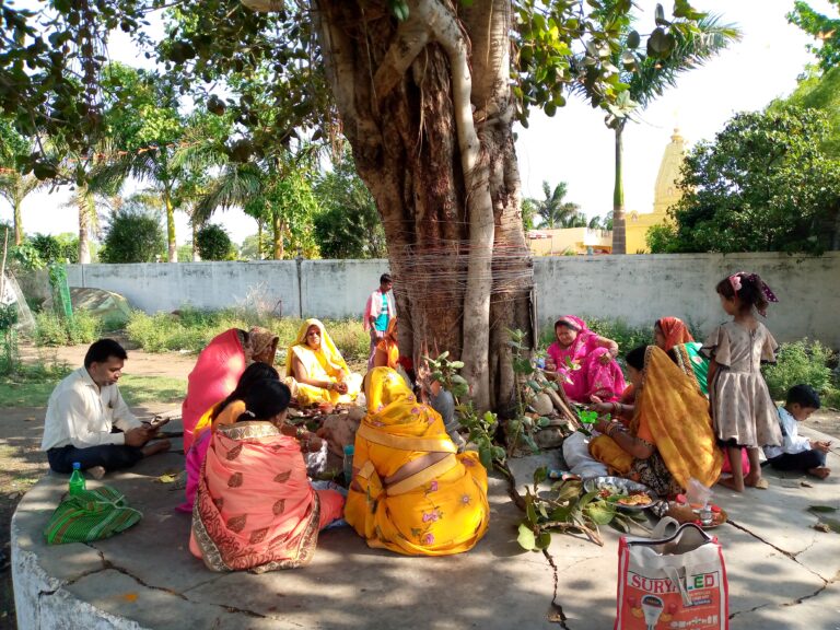 वट सावित्री पर महिलाओं ने रखा व्रत और बरगद की पूजा की महिलाओं ने उपवास रख पति की लम्बी उम्र की कामना* सिवनी 19 मई 2023 छपारा यशो:- नगर में वटसावित्री पर्व को लेकर सबेरे से ही महिलाओं में उत्सवी माहौल देखा गया। बैनगंगा तट के किनारे लगे वट वृक्ष में महिलाओं ने बारी बारी से पूजा की,इस अवसर पर सुहागिन महिलाएं नए वस्त्र, लहठी, सिंदूर धारण कर माथे पर कलश व हाथ में डोली लेकर सखी सहेलियों के साथ गीत गाती हुई वटवृक्ष के नीचे जा कर पूजा अर्चना की तथा सत्यवान व सावित्री की अमर कथा का श्रवण किया। वहीं वट वृक्ष के फेरे लगाए,नव विवाहिताओं ने वट सावित्री पूजा को लेकर खास उत्साह दिखने को मिला। वट वृक्ष को मौसमी फल आम अर्पित करने, कच्चे सूत से बांधने और हाथ पंखे से ठंडक पहुंचाने के बाद महिलाओं ने आस्था के साथ इसकी परिक्रमा की। पूजा के बाद वट सावित्री कथा भी सुनाई जाती है। नगर सहित पूरे क्षेत्र में व गांव गांव और मुहल्ले मुहल्ले व इत्यादि जगहों यह पर्व धूमधाम से मनाया गया। ज्येष्ठ मास की अमावस्या के दिन पडऩे वाले इस पर्व में सुहागिन महिलाओं ने पूजा की थाली सजाकर वट वृक्ष की 12 बार परिक्रमा की और फल-फूल चढ़ाकर सुख-समृद्धि और पति की लंबी आयु की कामना की। व्रत से जुड़ीं मान्यताएं प्राचीन मान्यताओं के अनुसार ज्येष्ठ अमावस्या तिथि को हिन्दू महिलाएं वट सावित्री का व्रत रखती हैं। शास्त्रों के अनुसार इस दिन व्रत रखकर वट वृक्ष के नीचे सावित्री, सत्यवान और यमराज की पूजा करने से पति की आयु लंबी होती है और संतान सुख प्राप्त होता है। मान्यता यह भी है कि इसी दिन सावित्री ने यमराज के चुंगल से अपने पति सत्यवान के प्राणों की रक्षा की थी। उसी दिन से यह पर्व चलन में आया।