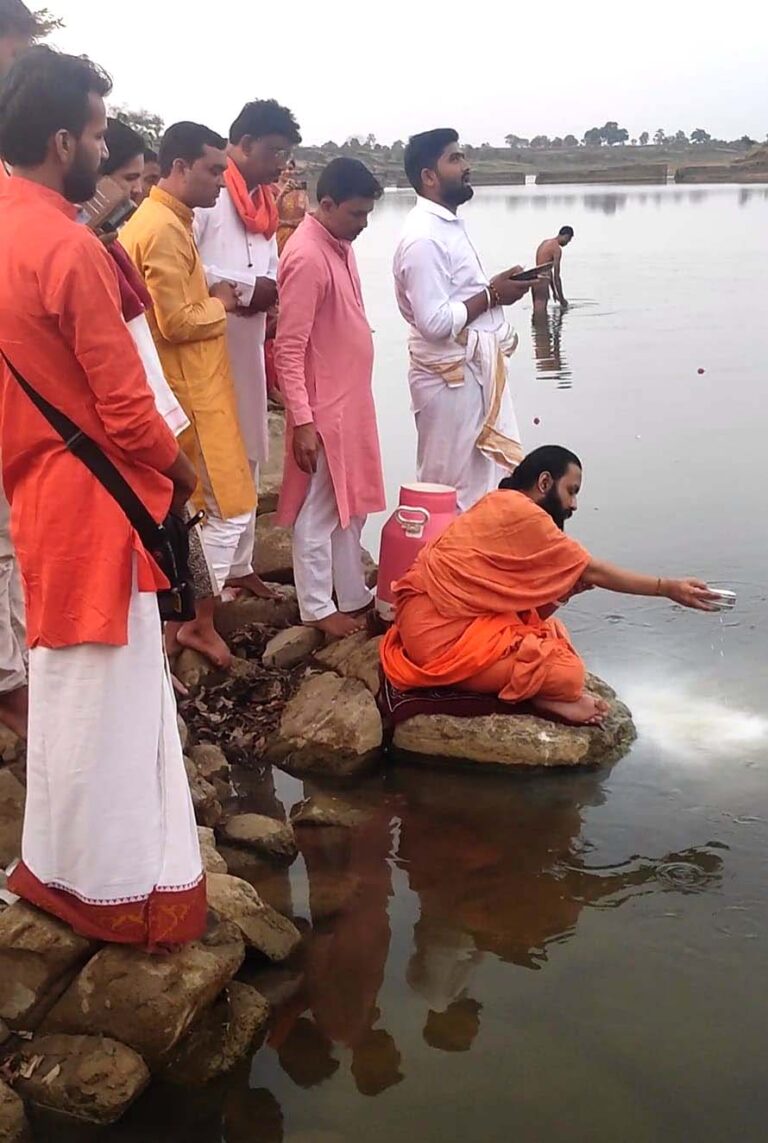 विश्व कल्याण के लिये गंगा दशहरा पर माता बैनगंगा का पूजन सिवनी यशो:- विश्वकल्याण की कामना से ब्रम्हलीन जगद्गुरू शंकराचार्य स्वामी स्वारूपानंद जी महाराज के परम शिष्य ब्रह्मचारी श्री निर्विकल्प स्वरूप जी द्वारा गंगा दशहरा के पुनीत अवसर पर ग्रामीण भक्तों के साथ माता बैंनगंगा तट पर पहुँचकर विशेष पूजन अर्चन कर 51 लीटर दूध से दुग्धाभिषेक एवं 1008 दीपों से दीपदान किया गया। इस अवसर पर मड़वा, जैतपुर, सीतारामपुर, हथनापुर,बंडोल सहित अन्य गावों से आये लोगों ने भी ब्रह्मचारी जी के साथ साथ पूजन, दर्शन, दीपदान सहित आरती किये। चकरघटा घाट में दत्तात्रेय आश्रम बंडोल के साथ ही अन्य तीर्थ स्थानों में गुरुधाम दिघोरी, मातृधाम, कातलबोडी, एवं श्री हनुमान मन्दिर जाम में जाकर पूजन अर्चन दर्शन भी किया। ब्रम्हचारी ने कहा कि माता बैनगंगा इस क्षेत्र के लिये जीवन दायनी है । इनकी नित्य वंदना से क्षेत्र में खुशहाली और शांति की स्थापित होगी । सिवनी 31 मई 2023