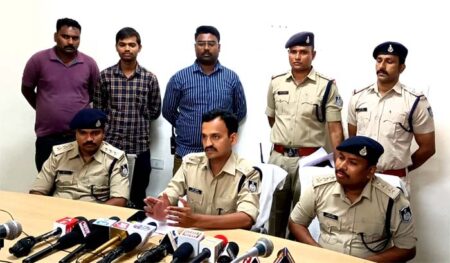 अंधे हत्याकांड का मंडला पुलिस ने किया खुलासा, सुकतरा गांगोरा रोड मे कार में मिली थी लाश शेख नजीम नामक व्यक्ति द्वारा समूह में काम करने वाली शादी शुदा स्त्री से प्रेम प्रसंग स्थापित हो गये थे परंतु शेख नजीम द्वारा महिला से अपने पति एवं परिवार को छोड़कर उसके साथ शादी करने का दबाव बनाया जाने लगा जिससे भयभीत होकर महिला ने अपने साथियों के साथ मिलकर शेख नजीम को मोत के घाट उतार दिया और घटना को एक्सीडेंट का रूप देने का प्रयास किया परंतु पुलिस की खोजी निगाहों से अंधी हत्या का दो दिन में खुलासा कर लिया गया और हत्या के आरोपियों को जेल भेज दिया गया । मंडला यशो:- 07 मई 2023 को चौकी हिरदेनगर पुलिस को सूचना मिली की गांव सुकतरा से गंगोरा रोड पर एक गाडी क्षतिग्रस्त अवस्था में है जिसकी ड्राइवर सीट पर खून से लथपथ व्यक्ति मरा पड़ा हैं। चौकी हिरदेनगर पुलिस टीम द्वारा सूचना पर तत्काल घटना स्थल पहुँच वरिष्ठ अधिकारियों को घटना की जानकारी प्रदान की गई। पुलिस अधीक्षक मंडला रजत सकलेचा घटनास्थल सुकतरा गंगोरा रोड पर पहुंच पुलिस के अधिकारियों थाना प्रभारियों, एफएसएल टीम, फिंगरप्रिंट डाग स्काट प्रभारी को घटना स्थल के बारिकी से निरीक्षण करने एवं अज्ञात मृतक की शिनाख्त कर अज्ञात आरोपी की तलाश पताशाजी कर तत्काल गिरफ्तार करने हेतु निर्देशित किया गया। पुलिस की टीम द्वारा घटनास्थल निरीक्षण के दौरान मिली जानकारी एवं कार में मिले दस्तावेजों के आधार पर मृतक की पहचान शेख नजीम पिता अजीम जबलपुर हाल इंद्री टाटरी के रूप में हुई। पुलिस द्वारा उक्त सूचना मृतक के उनके परिजनों को दी गई। मौके पर पहुंचे मृतक के परिजनों से पुलिस ने मृतक के दोस्तों एवं अन्य लोगो के संबंध के बारिकी से जानकारी हासिल की गई। मृतिका के पत्नी की रिपोर्ट पर से थाना महाराजपुर में हत्या एवं साक्ष्य छुपाने की धाराओं में अज्ञात आरोपियों के विरूद्ध अपराध पंजीबद्ध कर विवेचना में लिया गया। पुलिस ने हर एंगल से की जांच प्रारंभिक विवेचना के दौरान पुलिस ने हत्या के सभी ऐंगल से जांच करना प्रारंभ किया। मुख्य रूप में पुलिस की टीमों ने जिस तरह से मृतक के बारे जानकारी प्राप्त हुई थी, मामला पैसो की लेन देन का या प्रेम प्रसंग का प्रतीत हो रहा था। जिसमें पुलिस टीम ने विवेचना के दौरान साक्ष्य एवं पुख्ता जानकारी हासिल की । प्राप्त तकनीकी जानकारी एवं साक्ष्यों के आधार पर पुलिस टीम द्वारा मृतक के किसी महिला के साथ मिलने जुलने की जानकारी प्राप्त होने पर महिला को पुलिस टीम द्वारा (महिला अधिकारी की उपस्थिति में ) अभिरक्षा में लेकर कड़ी पूछताछ करने पर महिला द्वारा बताया गया कि 4-5 माह पहले समूह में काम करते समय मेरी मृतक शेख नजीम मसूंरी इंद्री वाले जानू भांवरे एवं थानी भांवरे से जान पहचान हुई थी। काम के सिलसिले में मैं मृतक के साथ कार में कई बार घर से मंडला आती जाती थी इस बीच हम दोनों के प्रेम प्रसंग हो गये थे किन्तु पिछले एक दो माह से मृतक द्वारा पत्नि बच्चों को छोड़कर शादी करने के लिये दबाव बनाने लगा था। तथा ब्लेक मेल करने लगा था जिस बात को लेकर परेशान हो गयी थी। इन्द्री गांव के जानू भांवरे और थानी भांवरे से मेरी पूर्व से पहचान होने तथा घूघरा के अभिषेक कुमार ठाकुर से समूह के काम से मेलजोल हुई थी। मैनें उक्त सभी को अपनी परेशानी बतायी थी। तथा हम सब लोगों ने बात कर शेख नजीम उर्फ बाबा को जान से मारने का प्लान बनाये थे। दिनांक 06-05-2023 को योजनानुसार मैनें शेख नजीम को मंडला में मिलने के लिये बुलाया था तथा हम दोनों उसकी कार में घूमने के लिये निकले मैने योजनानुसार नकावल रोड़ पर जानू भांवरे, थानी भांवरे को बुलाया और जो थानी भांवरे मोटर साईकिल से जानू भांवरे को लेकर मौके पर मिला वही पर अभिषेक ठाकुर अपने साथ एक अन्य व्यक्ति विक्कू उर्फ विकास जो घुघरा का था को लेकर आया। गुरारखेड़ा नकावल रोड़ पर सब लोग इकठ्ठा हुये और मृतक को नीचे पटक कर लाठी से मारपीट कर एवं अपने पास रखी लोहे की पाईप व लोहे के हथियार, वही पड़े पत्थर से मृतक के मुंह में मारा जिससे मृतक वही खेत में गिर गया और सिर फट गया तथा खून बहने लगा फिर हम सब ने उठाकर मृतक की कार में पीछे सीट पर लिटा दिया और घटना को एक्सीडेंट का रूप देने के लिये गंगोरा सुकतरा रोड़ पर ट्रेक्टर से खीचकर रोड़ किनारे नाली में धक्का दे दिया । जो प्राप्त साक्ष्य एवं जानकारी के आधार पर आरोपियों की तलाश किये अभिरक्षा में लेकर पूछताछ पर मृतक द्वारा प्रताडि़त किये जाने पर एक राय होकर घटना कारित करना स्वीकार किये जिन्हे पृथक-पृथक गिरफ्तार कर माननीय न्यायालय पेश किया जाता हैं। मामले में फरार अन्य आरोपी की तलाश की जा रही है । गिरफ्तार आरोपियों के नाम जानू लाल भांवरे पिता कल्लू लाल भांवरे उम्र 35 वर्ष निवासी ग्राम इंद्री चौकी टाटरी और थानी लाल भांवरे पिता जगदीश प्रसाद भांवरे उम्र 40 वर्ष निवासी ग्राम इंद्री चौकी टाटरी एवं महिला आरोपी शामिल है। खुलासे में इन्होंने किया सराहनीय कार्य महत्वपूर्ण भूमिका अंधी हत्या के खुलासे में एसडीओपी मंडला अश्विनी कुमार एवं डीएसपी राहुल कटरे के नेतृत्व में निरीक्षक सुभाषचंद्र बघेल, उपनिरी. शक्ति सिंह यादव चौकी हिरदेनगर, सूबेदार योगेश राजपूत, उनि सौरभ गोगडे फिंगरप्रिंट, उनि. प्रीति वर्मा , उनि. रामकिशोर माथरे, सउनि सुरेश विजयवार, प्र.आर. महेश यादव, प्र.आर. देवीसिंह मार्को, आरक्षक अंशु तेकाम, रमेश सिंगरौरे , प्रियांस पाठक , अमित गरियार, जफ्फर खान, संतलाल उइके सुरेश भटेरे (सायबर सेल), अंकित ठाकुर म.आर. पुष्पा मरकाम, पूजा यादव, लीना चौधरी, चालक अमर सिंह, नविन कटौते, अजय उइके, आर चौन सिंह, वितेन्द्र शामिल रहे।