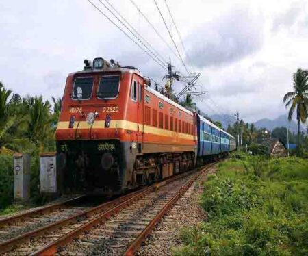 रेल से पूरा शहर खुश, दर्द से कराह रहा विवेकानंद वार्ड रेल्वे विभाग की उदासीनता से विवेकानंद वार्ड के निवासियों के घरों में घुस रहा नाले का पानी पार्षद ने सांसद से लगाई गुहार, सांसद ने कहा शीघ्र होगी कार्यवाही सिवनी 04 मई 2023- सिवनी यशो:- सिवनी नगरीय क्षेत्र के विवेकानंद वार्ड में नाले के किनारे निवास करने वाले रहवासियों के लिये नाले का सही बहाव नहीं होने से भारी मुसीबत उठाना पड़ रही है । जरा सी बारिश होने पर किनारे में रहने वाले व्यक्तियों के घरों में नाले का पानी भर जाता है वहाँ के निवासियों का रहना मुश्किल हो रहा है और परेशानी के कारण आमजनों में भारी आक्रोश का वातावरण बना हुआ है परंतु इस संबंध में सिवनी नगरपालिका प्रशासन भी मजबूर है और वह रेल्वे विभाग से कार्य कराने की अनुमति न मिलने के कारण काम प्रारंभ नहीं करा पा रही है । विवेकानंद वार्ड के पार्षद राजेश राजू यादव ने बालाघाट सिवनी सांसद डाँ. ढालसिंह बिसेन को पत्र सौंपते हुये शीघ्र अनुमति दिलाये जाने की मांग की है । सांसद डाँ. बिसेन ने इस समस्या के निराकरण के लिये शीघ्र रेल्वे विभाग के अधिकारियों से चर्चा कर नगर पालिका को नाला निर्माण की अनुमति दिलाने का आश्वासन दिया है । पिछले कुछ दिनों से हो रही बारिश के कारण लक्ष्मी सनोडिया के घर के किनारें से बहने वाले नाले का पानी अनेक व्यक्तियों के घरों में भर रहा है और उनका गुस्सा नगर पालिका प्रशासन और स्थानीय पार्षद पर फूट रहा है वार्ड पार्षद राजेश राजू यादव से जब इस संबंध में चर्चा की गयी तो उन्होंने बताया कि इस नाले के निर्माण की प्राथमिकता से चिंता की जा रही है परिषद का अगस्त में कार्यकाल प्रारंभ होने के साथ ही 21 सितंबर को नाले के निर्माण के लिये मेरे प्रयास से प्रास्ताव पास हो चुका है और इसके निर्माण के लिये नगर पालिका द्वारा रेल्वे विभाग से अनुमति के लिये लगातार पत्र लिखे जा रहे है परंतु आज तक रेल्वे विभाग द्वारा पत्रों का कोई जबाव नहीं दिया गया । राजू यादव द्वारा बताया गया है कि नगर पालिका द्वारा नाले निर्माण की अनुमति के लिये रेल्वे विभाग को चार पत्र दिये जा चुके है पहला पत्र 22 नवंबर को दूसरा 18 जनवरी 23 को तीसरा 21 फरवरी को एवं चौथा पत्र 26 अप्रैल को लिखा गया है परंतु रेल्वे विभाग द्वारा सिवनी नगर पालिका द्वारा लिखे गये पत्रों का आज तक कोई जबाव नहीं दिया है जिसके कारण नाला निर्माण का कार्य प्रारंभ नहीं हो पा रहा है । यहाँ बता दे कि विवेकानंद वार्ड से होकर जाने वाले इस नाले की दुर्दशा रेल विभाग के विस्तारीकरण के दौरान हुये कार्य से हुई है । रेल्वे के निर्माण कार्य का मलबा इस नाले में भर गया है और नाला सकरा हो गया है जिससे नाले का बहाव धीमा हो गया है इस बहाव तेज करने के लिये नगरपालिका नाले का निर्माण करना चाहती है परंतु जिस भाग में यह निर्माण होना है उसका अधिकांश हिस्सा रेल्वे विभाग की सीमा में है जिसके लिये रेल्वे से अनुमति होना आवश्यक है परंतु रेल्वे विभाग की लचर कार्यशैली से वार्ड के निवासियों को भारी परेशानी हो रही है । रेल्वे से शीघ्र अनुमति के लिये पूर्व में पदस्थ डीआरएम को इस संबंध में राजेश राजू यादव पार्षद द्वारा पत्र भी दिया गया था जिन्होंने संयुक्त निरीक्षण कर अनुमति प्रदान करने की बात कही थी परंतु संयुक्त निरीक्षण के बाद भी आज दिनांक तक रेल्वे ने नाला निर्माण के लिये अनुमति प्रदान नहीं की है जिस के कारण स्थानीय निवासियों को मुसीबत का सामना करना पड़ रहा है । उक्त समस्या के शीघ्र निराकरण के लिये राजेश राजू यादव पार्षद ने बालाघाट सिवनी सांसद डाँ. ढालसिंह बिसेन को पत्र सौंपते हुये शीघ्र अनुमति दिलाने का आग्रह किया है ।