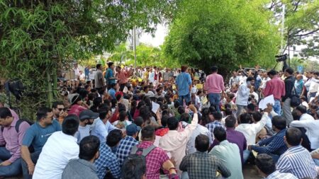 संविदा कर्मियो ने भोपाल में किया प्रदर्शन 14 वें दिन हडताल जारी, दिया धरना मंडल यशो:- एनएचएम संविदा स्वास्थ्य कर्मियो की तीन सूत्रीय मांगो को लेकर हडताल 14वें दिन जारी रही। एक मई को मजदूर दिवस पर संविदा कर्मियो ने भोपाल में प्रदर्शन किया और अपनी मांगो के लिए आवाज उठाई। इसमें मंडला जिले से भी बडी संख्या में संविदा स्वास्थ्य कर्मी शामिल हुए। इधर मंडला जिला मुख्यालय में भी धरना जारी रहा। संविदा कर्मियो का कहना है कि मांगे पूरी होने तक आंदोलन जारी रहेगा। एनएचएम संविदा स्वास्थ्य कर्मी संघ जिलाध्यक्ष डा. मुकेश झारिया ने बताया कि संविदा कर्मी नियमितीकरण, नियमितीकरण होने तक 5 जून 2018 की नीति लागू करने,, सीएचओ को एमएलएचपी केडर में नियमित करने, आउटसोर्स को वापस लेने, दर्ज प्रकरण वापस लेने की मांग को लेकर 18 अप्रैल से बेमियादी हडताल कर रहे है। इससे पहले दिसंबर में आंदोलन किया गया जिसमें एक माह में मांग पूर्ण करने का आश्वासन दिया गया लेकिन मांग पूरी नहीं की गई। जिससे दोबारा हडताल की जा रही है। संविदा कर्मियो ने एक मई को पूरे प्रदेश से भोपाल पहुंचकर आंदोलन किया। यहां एनएचएम कार्यालय का घेराव कर विरोध दर्ज कराया। यहां मंडला में भी आंदोलन जारी रहा। भोपाल के आंदोलन में मंडला से बडी संख्या में संविदा कर्मी शामिल हुए। संविदा कर्मियो की हडताल का व्यापक असर अब विभाग की सेवाओ पर दिखाई दे रहा है। जिसमें हितग्राहीमूलक योजनाओ का भुगतान लंबित हो गया है। महिला, बच्चो को सेवा नहीं मिल रही। जन्म प्रमाण पत्र बनना बंद हो चुके है। इसके अलावा अन्य सेवाएं भी प्रभावित हो गई है।