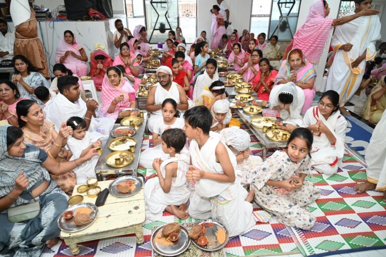 मण्डला नगर में प्रथम बार श्रमण संस्कृति संस्कार शिक्षण शिविर का बाल-संस्कार कार्यक्रम के साथ हुआ अभूतपूर्व समापन मंडला 12 मई 2023 मंडला यशो:- श्री दिग. जैन श्रमण संस्कृति संस्थान सांगानेर जयपुर के तत्वाधान में प्रथम बार श्रमण संस्कृति संस्कार शिविर का आयोजन 2 मई से 11 मई के बीच आयोजित हुआ जिसमें बच्चों बुजुर्ग और महिलाओं पुरुषों ने बढ़ चढ़कर हिस्सा लिया शिविर का निर्देशन सांगानेर संस्थान से पधारे विद्वान विद्वत् श्री मोहित जैन शास्त्री प्राकृताचार्य खातेगांव के निर्देशन में हुआ एवं शिविर में बच्चों की भाग-1 की कक्षा प्रासु शास्त्री ने ली एवं बड़े महिला और पुरुषों ने महान ग्रंथ इष्टोपदेश एवं छहढाला का स्वाध्याय मोहित भैया द्वारा कराया गया, बच्चों को धार्मिक संस्कार के साथ-साथ नैतिक शिक्षा का ज्ञान भी शिविर में दिया गया एवं अंतिम दिन शिविर समापन के दौरान 108 रिद्धि मन्त्रों द्वारा बच्चों को बाल-संस्कार के कार्यक्रम के साथ साथ बच्चों को जिनधर्म में वर्णित श्रावक के आठ मूलगुणों का संस्कार किया गया जबलपुर से अमित शास्त्री एवं अरुण शास्त्री जी मौजूद रहे जिनके द्वारा रिद्धि मन्त्र बच्चों को संस्कारित किये गए। और शिविर में जिन्होंने प्रथम, द्वितीय, तृतीय स्थान प्राप्त किया अनं सभी लोगों को पुरस्कृत किया गया, लोगों ने इसमें बढ़ चढ़कर हिस्सा लिया कार्यक्रम में अपार जन समूह मौजूद रहा।