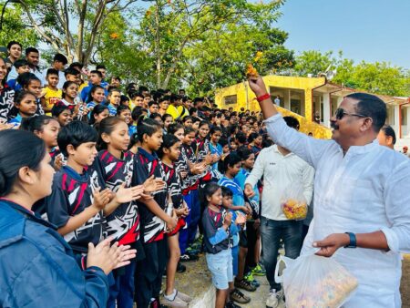 गीष्मकालीन खेल प्रशिक्षण का समारोह पूर्वक समापन सिवनी विधायक के मुख्यातिथ्य एवं जिला कलेक्टर की अध्यक्षता में हुआ समापन सिवनी 07 जून 2023 सिवनी यशो:- बुधवार 07 जून को ग्रीष्म कालीन खेल प्रशिक्षण शिविर का समापन समारोह सिवनी विधायक दिनेश राय मुनमुन के मुख्य आतिथ्य तथा क्षितिज सिंघल कलेक्टर सिवनी की अध्यक्षता में फुटबाल स्टेडियम सिवनी में सम्पन्न हुआ । सर्वप्रथम प्रात: 60:30 बजे से जिला मुख्यालय में संचालित सभी 13 खेल फुटबाल, बैडमिंटन, एथलेटिक्स, हॉकी, कराते, व्हालीबॉल, कबड्डी, जु-जित्सू, बाक्सिंग, वुशू, जिम्नास्टिक, स्केटिंग, योग के खिलाडिय़ों को मनीष मिश्रा विधायक प्रतिनिधि के हस्ते दिनेश राय मुनमुन विधायक सिवनी की ओर से उपलब्ध कराई गई टी-शर्ट का वितरण सभी संबंधित खेल प्रशिक्षकों के माध्यम से किया गया। विधायक एवं कलेक्टर द्वारा खिलाडिय़ों की अत्याधिक संख्या व उनके उत्साह को देखते हुये सभी खिलाडिय़ों के ऊपर पुष्प वर्षा की गई, जिससे खिलाडिय़ों में जोश का संचार हुआ एवं सभी खिलाडिय़ों एवं अन्य उपस्थित जन समूह ने जोरदार तालियों से विधायक एवं कलेक्टर का स्वागत किया। विधायक श्री राय व जिला कलेक्टर श्री सिंघल को पौधा भेंट कर एवं सफेद कैप पहनाकर कृष्ण कुमार चौरसिया खेल और युवा कल्याण अधिकारी के द्वारा स्वागत किया गया। तदोपरांत स्टेडियम में उपस्थित खेल संघ के पदाधिकारियों, मीडिया के प्रतिनिधियों एवं अन्य अतिथियों को खेल और युवा कल्याण विभाग की ओर से सफेद कैप पहनाकर स्वागत किया गया। कार्यक्रम की अगली कड़ी में कृष्ण कुमार चौरसिया जिला खेल और युवा कल्याण अधिकारी के द्वारा अपने प्रतिवेदन में बताया गया कि जिला मुख्यालय को छोड़कर शेष सभी 7 विकासखंडों में 2 से 3 खेलों में 22 खेल प्रशिक्षकों द्वारा लगभग 800 खिलाडिय़ों ने प्रशिक्षण प्राप्त किया। जिला मुख्यालय में उपरोक्त सभी 13 खेलों में 35 अशासकीय तथा 12 शासकीय खेल प्रशिक्षकों के द्वारा लगभग 1200 खिलाडिय़ों को प्रशिक्षण दिया किया। समर कैंप में प्रात: के समय पौष्टिक आहार की व्यवस्था बालाघाट सांसद डॉ. ढॉलसिंह बिसेन एवं शिक्षा विभाग के सहयोग से की गई तथा इस आयोजन में शिक्षा विभाग, जन जातीय कार्य विभाग, नगर पालिका परिषद, स्वास्थ्य विभाग तथा संबंधित खेल संघों का सहयोग प्राप्त हुआ। इस अवसर पर जिला कलेक्टर ने अपने संक्षिप्त उद्बोधन में खिलाडिय़ों को खेल के प्रति प्रेरित किया तथा सिवनी विधायक श्री राय ने भी खिलाडिय़ों को खेल के साथ-साथ पढ़ाई हेतु समय निकालकर पढ़ाई एवं खेल में आगे रहने हेतु प्रेरित किया, आपने कहा कि केवल पढ़ाई अकेले एवं खेल अकेले से काम नहीं चलेगा। खेल में रहने से शारीरिक रुप से स्वस्थ्य होने के के कारण आपका सभी क्षेत्रों में विकास होगा। जिससे खिलाड़ी अपने क्षेत्र के साथ-साथ देश का नाम भी रौशन कर सकता है। उद्बोधन के पश्चात खेल विभाग की ओर से जिला खेल और युवा कल्याण अधिकारी के द्वारा स्मृति के रुप में मोमेंटो भेंट किये जाने के पश्चात सभी शासकीय खेल प्रशिक्षक व शासकीय सहयोगियों को टी-शर्ट एवं सफेद कैप प्रदाय की गई तथा अशासकीय खेल प्रशिक्षकों को ट्रेकसूट तथा खिलाडिय़ों के लिये प्रमाण पत्र प्रदाय किये गये। स्टेडियम परिसर में उपस्थित सभी खिलाडिय़ों, पालकों, प्रशिक्षकों व अन्य उपस्थित जनसमूह को स्वलपाहार एम.के.नेमा, सचिव जिला फुटबाल संघ सिवनी के सहयोग ये कराया गया। कार्यक्रम के अंत में खेल और युवा कल्याण विभाग की ओर से नारायण सिंह बिसेन के द्वारा सभी का आभार व्यक्त किया गया, मंच संचालन देेवेन्द्र सिंह ठाकुर के द्वारा किया गया। इस दौरान सभी संबंधित खेल संघों के पदाधिकारी, खेल प्रशिक्षक, वरिष्ठ खिलाड़ी, पालक गण, मीडिया से जुड़े सहयोगी, खेल विभाग के समस्त कर्मचारी उपस्थित रहें।