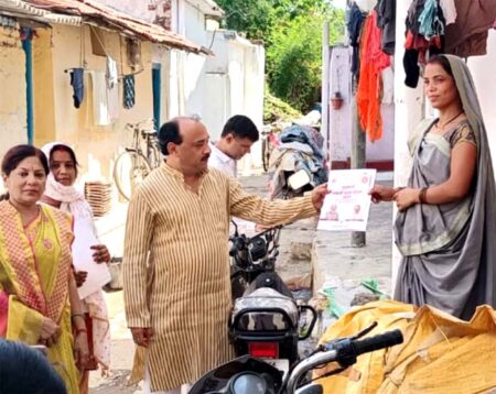 लाड़ली बहनाओं को भाजपा बांट रही घर घर जाकर स्वीकृति पत्रक कांग्रेस को महिलाओं से निजी दस्तावेज लेने का अधिकार नहीं - प्रदीप राय सिवनी यशो :- मध्यप्रदेश की कल्याणकारी शिवराज सरकार द्वारा प्रदेश की मातृशक्ति को सशक्त बनाने के लिये महत्वाकांक्षी लाड़ली बहना योजना के तहत आगामी 10 जून को एक हजार रूपये की राशि महिलाओं के खाते में आना प्रारंभ हो जायेगी । इस योजना में पात्र हितग्राहियों को स्वीकृति पत्रों का वितरण पूरे जिले में महिला बाल विकास विभाग के कर्मचारियों के साथ भाजपा के कार्यकत्र्ता, जनप्रतिनिधियों द्वारा घर घर जाकर सम्मान सहित वितरित किये जा रहे है । भाजपा जिलाध्यक्ष आलोक दुबे मार्गदर्शन में लाड़ली बहना के स्वीकृति पत्रों का वितरण पूरे जिले में अभियान चलाकर वितरित किये जा रहे है । नगर एवं ग्रामीण क्षेत्रों में तेजी से स्वीकृति पत्रों का वितरण किया जा रहा है । उक्ताशय की जानकारी भाजपा जिला सह मीडिया प्रभारी मनोज मर्दन त्रिवेदी ने प्रेस को जारी विज्ञप्ति के माध्यम से देते हुये बताया है कि सिवनी नगर के अनेक वार्डो में भाजपा जिलाध्यक्ष आलोक दुबे सहित सिवनी विधायक दिनेश राय मुनमुन भाजपा के पदाधिकारी, कार्यकत्र्ता एवं महिला मोर्चा की बहिने स्वीकृति पत्रों का वितरण कर रही है वहीं केवलारी विधायक राकेश पाल सिंह भाजपा के पदाधिकारियों एवं जनप्रतिनिधियों के साथ केवलारी विधानसभा में लखनादौन एवं बरघाट विधानसभा के नगरीय क्षेत्रों सहित ग्रामीण क्षेत्रों में लाड़ली बहना के स्वीकृति पत्र भाजपा अभियान चलाकर वितरित कर रही है । प्रदेश सरकार महत्वाकांक्षी लाड़ली बहना योजना के संबंध में केवलारी विधानसभा संयोजन एवं भाजपा जिला उपाध्यक्ष प्रदीप राय ने कहा कि प्रदेश की शिवराज सरकार ने मातृशक्ति को आर्थिक रूप से सशक्त बनाने के लिये इस योजना के लिये नियमानुसार सरकार ने बजट में 60 हजार करोड़ रूपये का प्रावधान किया है और सरकारी माध्यम से महिलाओं से फार्म भराने का काम किया है । इस योजना से तिलमिलाएँ कांग्रेस प्रदेश अध्यक्ष और पूर्व मुख्यमंत्री कमलनाथ ने आम जनता और मातृशक्ति को गुमराह करने के लिये थोथा चना बाजे घना की तर्ज पर नारी सम्मान योजना की घोषणा की है और जनता के बीच भ्रम और झूठ फैला रहे है तथा कांग्रेस के कार्यकत्र्ता इस योजना के माध्यम से महिलाओं को 15 सौ रूपये प्रतिमाह देने का झूठ फैला रहे है । श्री राय ने कहा कि कांग्रेस कार्यकर्ता गली-मोहल्लों में नारी सम्मान योजना के फार्म भराते घूम रहे हैं। महिलाओं से उनकी व्यक्तिगत जानकारी ले रहे हैं और अवसर मिलते ही उनके साथ छेडख़ानी और अपराधों को अंजाम दे रहे हैं। प्रदेश की माता-बहनों से आग्रह है कि ऐसे लोगों से सावधान रहें, उन्हें कोई निजी दस्तावेज न दें। श्री राय ने दमोह में नाबालिग बच्ची से छेड़छाड़ की घटना को लेकर कांग्रेस को जमकर कोसते हुये कहा कि कांग्रेस का मातृशक्ति के प्रति सम्मान का भाव केवल दिखावा और चुनावी मुद्दा है । कांग्रेस नारी का कितना सम्मान करते है यह उनके कार्यक्रम में स्पष्ट रूप से दिखाई देता है । दमोह में नारी सम्मान योजना की जानकारी देने के बहाने नौशाद नामक कांग्रेस कार्यकत्र्ता ने जो कुछ किया वह कांग्रेस के चरित्र को स्पष्ट करने के लिये पर्याप्त है । उन्होंने कहा कि कांग्रेस की नारी सम्मान योजना एक छलावा है इस योजना की आड में महिलाओं से उनके जरूरी दस्तावेज लिए जा रहे हैं, जिसका कांग्रेस पार्टी को अधिकार नहीं है। इस प्रकार के दस्तावेज लेने के पश्चात महिलाओं के साथ कोई फर्जीवाड़ा भी हो सकता है । श्री राय ने कहा है कि भाजपा के कार्यकत्र्ता मातृशक्ति और आम जनता से सघन जनसंपर्क कर उन्हें इस बात से सचेत करे कि कांग्रेस के नारी सम्मान के नाम पर भराये जा रहे फार्मो के लिये अपने कोई भी दस्तावेज न दें एवं न ही अपनी किसी भी आई डी का नंबर उन्हें प्रदान करें इससे धोखाधड़ी भी हो सकती है ।