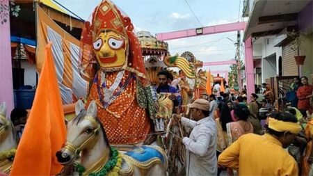 धूमधाम से निकाली भगवान जगन्नाथ की रथयात्रा, आज भंडारा सिवनी यशो:- मुख्यालय के प्राचीन जगन्नाथ मंदिर से मंगलवार की शाम भगवान जगन्नाथ की रथयात्रा धूम-धाम से निकाली गई।रथयात्रा में भगवान जगन्नाथ की बहिन सुभद्रा व भाई बलराम की झांकी भी शामिल रही।वहीं 21 जून को शाम चार बजे से भंडारा प्रसाद वितरण का आयोजन किया गया है। जगन्नाथ मंदिर के प्रबंधक सुनील राव पवार ने बताया है कि रथयात्रा सुभाष वार्ड स्थित जगन्नाथ मंदिर से बालरूप हनुमान मंदिर, सुभाष वार्ड, सुनारी मोहल्ला, शुक्रवारी राम मंदिर, काली चौक होते हुए विंध्यवासिनी मंदिर, गणेश चौक, जैन मंदिर के सामने से फिर शुक्रवारी होते हुए नेहरू रोड, कृष्ण मंदिर, दुर्गा चौक, मठ मंदिर होते हुए छिंदवाड़ा चौक से लखनवाड़ा घाट पहुंची।यहां वैनगंगा नदी तट में पूजन-अर्चन बाद देर रात रथयात्रा वापस जगन्नाथ मंदिर पहुंचकर संपन्न हुई।रथयात्रा के दौरान जगह-जगह श्रद्धालुओं ने भगवान जगन्नाथ की आरती व पूजन किया गया।