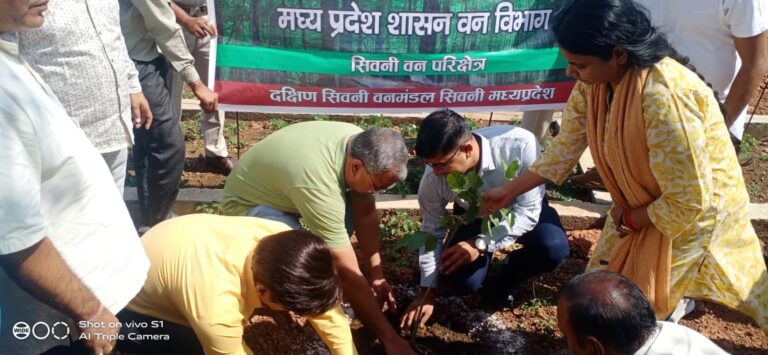 कलेक्टर-एसपी ने किया वृक्षारोपण सिवनी यशो:- 5 जून विश्व पर्यावरण दिवस के अवसर पर कलेक्टर क्षितिज सिंघल एवं पुलिस अधीक्षक रामजी श्रीवास्तव ने सिलादेही टेकरी पहुंचकर वन विभाग एवं अन्य विभागों के अधिकारियों के साथ वृक्षारोपण किया। इस अवसर पर अन्य गणमान्य नागरिकों की भी उपस्थिति रही।