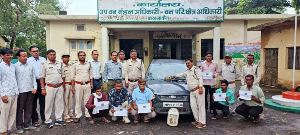 सट्टे का नंबर निकालने के लिये कछुएं पर तांत्रिक क्रिया का प्रयोग कर सटीक नंबर प्राप्त करने के लिये नरसिंगपुर जिले से कछुएँ की तस्करी करा कर बुलाया गया और सटोरिये इसकी मुंहमांगी कीमत देते है इसी काम के लिये कछुआ तस्कर लखनादौन लेकर आये परंतु वन विभाग द्वारा उन्हें पकड़ लिया गया । इस बात से अंदाज लगाया जा सकता है कि जिले में सट्टे का कारोबार किस तरह से चल रहा है । जिले के आदिवासी बाहुल्य विकासखंड लखनादौन मुख्यालय से जबलपुर रोड बायपास में पड़ोसी जिला नरसिंहपुर के करेली से कछुआ लेकर पहुंचे 6 लोगों को पुलिस ने धरदबोचा और उन्हे वन विभाग के हवाले कर दिया।
विन विभाग लखनादौन से मिली जानकारी अनुसार नरसिंहपुर जिले से 6 लोग कछुआ लेकर लखनादौन पहुंचे थे और जबलपुर रोड बायपास के पास उसे बेचने की फिराक में थे तभी पुलिस और वन विभाग की टीम ने दबिश देकर उन्हे पकड़ लिया। पकड़े  गये आरोपियों में आशीष पिता प्रकाशचंद श्रीवास्वत, पवन पिता नरेश सकवार, वीर सिंह पिता हल्के प्रसाद ठाकुर, अकील अहमद पिता हबीब कुरैशी, राकेश पिता हल्के प्रसाद जाटव पांचो निवासी करेली जिला नरसिंहपुर एवं शरद पिता रामप्रसाद जाटव निवासी अजनसिया गाडरवाड़ा नरसिंहपुर के नाम शामिल है।
् वन विभाग के द्वारा पकड़े गये 6 अरोपियों के विरूद्ध वन्य जीव संरक्षण अधिनियम 1972 की धारा 2, 9, 39, 48, 51, 52, 57 के तहत मामला पंजीबद्ध कर विवेचना की जा रही है उक्त कार्यवाही वन विभाग के एसडीओ गोपाल सिंह के मागदर्शन में की गई उक्त कार्यवाही में फारेस्ट गार्ड गुमास्ता, राजकुमार पटेल का विशेष योगदान रहा।
गौरतलब होगा कि अंधविश्वास के चलते वन्य जीव कछुआ जैसे अनेक प्रजातियों की तस्करी की जाती है और अंधविश्वासियों का ऐसा मानना है कि कछुआ की मदद से सट्टा का नंबर निकाला जा सकता है। इसी अंधविश्वास के चलते कछुआ के दाम लाखों रूपये में है जिसके चलते इसकी तरस्करी हो रही है और संभवत: अंधविश्वास के चलते ही नरसिंहपुर से ये 6 लोग कछुआ बेचने या अन्य उद्देश्य से लखनादौन पहुंचे थे जिसकी जानकारी लगने पर वन विभाग और पुलिस विभाग की टीम के द्वारा कार्यवाही करते हुए इन्हे कछुआ के साथ रंगे हाथों पकड़ लिया गया।