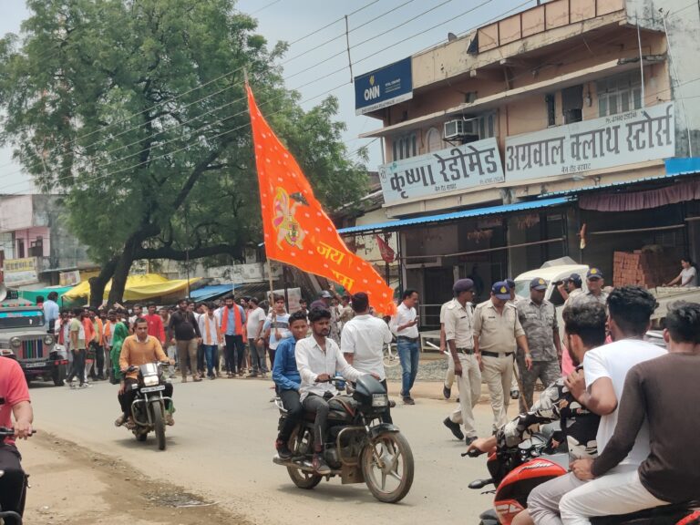 गौहत्या के विरोध में रहा बरघाट बंद,भाजपा नेताओं ने बनाई दूरी विश्व हिंदू परिषद और बजरंग दल ने ज्ञापन में लगाए पुलिस पर गंभीर आरोप पुलिस प्रशासन मुर्दाबाद के लगे नारे बरघाट यशो:: - जिले में खुले आम गौ हत्या और गौ तस्करी होने से विश्व हिन्दु परिषद और बजरंग दल के कार्यकत्र्ताओ में आक्रोश है और पिछले दिनों अरी में हुई गौ हत्या के विरोध में गुरुवार को बरघाट नगर पूर्णत: बंद रहा, लगभग 12:00 बजे रेली निकालकर पुलिस थाने में ज्ञापन सौंपा गया, बरघाट अनुविभागीय दंडाधिकारी महेश अग्रवाल, बरघाट तहसीलदार अमित रिनाहीते, बरघाट अनुविभागीय अधिकारी पुलिस शशिकांत सरेयाम सहित अन्य कई शासकीय कर्मचारी की उपस्थिति में दिग्विजय सिंह राजपूत के नेतृत्व में ज्ञापन सौंपा गया, आंदोलन से भाजपा नेताओं की दूरी चर्चा का विषय रही, बरघाट क्षेत्र में चल रही हिन्दू विरोधी गतिविधी गौ-हत्या गौवंश की तस्करी गौ मांस की तस्करी धर्मान्तरण करवाने वालों के विरूद्ध राष्ट्रीय सुरक्षा कानून (हृस््र) के तहत कार्यवाही किये जाने के की मांग को लेकर विश्व हिन्दू परिषद / बजरंगदल द्वारा पुलिस को ज्ञापन सौंपा गया उल्लेख किया गया 04 जुलाई मंगलवार को हिन्दू धर्म के पवित्र सावन माह में अरी थाना क्षेत्र अंतर्गत ग्राम पंचायत अरी के अमराईटोला की सड़क के किनारे बड़ी निर्ममता के साथ 08 नग गौवंश को काटकर उनके सिर अलग-अलग सार्वजनिक स्थानों में फेंक दिये गये थे एवं एक गौवंश के सिर को ग्राम पंचायत अरी के वार्ड क्रं. 16 के निवासी गोवर्धन साहू के कुंए से फेंक दिया गया था।इसके साथ ही एक गौवंश के चार पैरों को ग्राम पंचायत अरी के वार्ड के 11 में एयरटेल टावर के सामने अब्दुल मालिक के प्लॉट में फेंका गया था जो एक दम तत्काल काटे हुए लग रहे थे अरी पुलिस प्रशासन द्वारा गौवंश के सभी अंगो की जप्ती बनाकर जेसीबी के द्वारा जमीन में गाड़ दिया गया। विश्व हिन्दू परिषद एवं बजरंगदल पुलिस प्रशासन से यह मांग करता है कि शीघ्र अतिशीघ्र गौवंशो की हत्या करने वालों एवं गौवंशों के अंगों को फेंकने वालो का पता लगाकर उनके खिलाफ राष्ट्रीय सुरक्षा कानून के तहत् कार्यवाही कर तत्काल गिरफ्तार किया जाये, बरघाट थाना क्षेत्र के ग्राम बोरीकला एवं साल्हे (कोसमी) में प्रतिदिन गी हत्या कर गौ मांस की तस्करी कि जाती है। तत्काल प्रभाव से उनका पता लगाकर गौ हत्या पर प्रतिबंध लगाया जावे एवं गौ हत्या व गौ मांस की तस्करी करने वालों को गिरफ्तार किया जाये। बरघाट थाना क्षेत्र के ग्राम बोरीकला, ग्राम साल्हे (कोसमी), ग्राम मलारा, ग्राम पिण्डरई कालोनी एवं ग्राम मैली से आये दिन ट्रकों एवं चार पहिया वाहनों से गौ वंश की तस्करी की जाती है जिसका पता लगाकर तत्काल प्रभाव से गौ वंश की तस्करी करने वालों को गिरफ्तार कर कठोरतम कानूनी कार्यवाही कि जावे। ज्ञापन में कहा गया है कि बरघाट थाना क्षेत्र के ग्राम खूँट में स्थित शासकीय गौ शाला, गौवंश की तस्करी का केन्द्र बना हुआ है। पिछले वर्ष 2022 में 14 नग गौवंशों को गौ शाला से कसाईयों को बेच दिया गया था एवं 89 गौवंशो ने भूख प्यास के कारण तड़प-तड़प कर अपने प्राण त्याग दिये। जिसके विरोध में 28 जुलाई 2022 के बरघाट पुलिस प्रशासन को कार्यवही करने हेतु विश्व हिन्दू परिषद एवं बजरंगदल ने ज्ञापन सौंपा था किन्तु आज दिनांक तक कोई कार्यवाही नही हुई। गौ शाला खूंट में पुन: 19 अप्रैल 2023 की रात्रि लगभग 12 बजे 15 गौ वंशों को कसाईयों को बेचा गया। जिसके विरोध मे विश्व हिन्दू परिषद एवं बजरंगदल ने 20 अप्रैल 2023 को ज्ञापन सौपा इस पर भी आज दिनांक तक कोई नहीं हुई। विश्व हिन्दू परिषद एवं बजरंगदल पुलिस प्रशासन से शासकीय शाला खूँट की जांच कर शीघ्र अतिशीघ्र गौ तस्करी एवं हत्यारों के खिलाफ कठोरतम कार्यवाही करने की मांग करता है। थाना कान्हीवाड़ा क्षेत्र अंतर्गत गौ वंश तस्करी के वाहन बरघाट थाना क्षेत्र मलारा से धारना से होते हुए अरी थाना क्षेत्र के परमकुआ से महाराष्ट्र से जाये जाते हैं विश्व हिन्दू परिषद एवं बजरंगदल पुलिस प्रशासन से यह मांग करता है कि शीघ्र अतिशीघ्र गौ वंश की तस्करी को रोककर गौ वंश की तस्करी करने वाले वाहनों को राजसात करने की कार्यवाही करें। अरी पाना क्षेत्र के अंतर्गत ग्राम अरी, ग्राम अन्तरा एवं ग्राम सर्रा में आये दिन गौ हत्या कर गौ मांस की तस्करी की जाती है एवं ग्राम मोहगांव व ग्राम अरी से गौवंशों को ट्रकों एवं चार पहिया वाहनों में भरकर गौ वंश की तस्करी की जाती है। अरी ग्राम के कुछ ढाबों मे गौ मांस बेचा भी जाता है। विश्व हिन्दू परिषद एवं बजरंगदल पुलिस प्रशासन से यह मांग करता है कि शीघ्र अतिशीघ्र गौ हत्या गौ वंश की तस्करी एवं गौ मांस की तस्करी व गौ मांस की बिक्री पर रोक लगाकर तत्काल प्रभाव से आरोपियों की गिरफ्तारी की जाये। ज्ञापन में अनेक मांगों पर कार्रवाई की मांग करते हुए 7 दिन के अंदर कार्यवाही ना करने पर बरघाट क्षेत्र में आंदोलन करने की चेतावनी दी गई। अरी में भी रहा बंद अरी में गौवंश की हत्या के होने सनातन धर्मियों में गुस्सा बना हुआ है पवित्र श्रवण मास के प्रथम दिवस गौवंश की निर्ममता से हत्या और गौवंश की हत्या करने वाले इस बात का खुला प्रदर्शन करते हुये गौवंश के अवशेषों को सार्वजनिक स्थानों में फेंक कर सनातन धर्मियों की भावनाओं को आहत तो कर ही रहे है पुलिस प्रशासन और कानून को खुली चुनौती देने का काम कर रहे है । इस बात से गुस्साएँ अरी गा्रम में सनसनी फैली हुई है और पिछले दो दिनों से व्यापारिक गतिविधियाँ बंद है । बरघाट बंद के साथ ही अरी में भी बंद रहा है ।