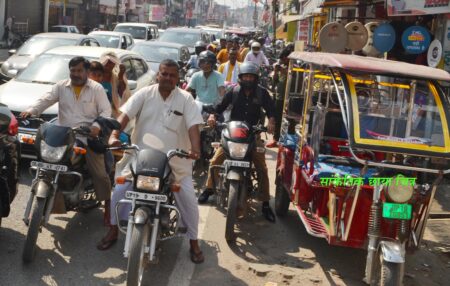 छिन्न भिन्न हो चुकी है नगर की यातायात व्यवस्था सिवनी यशो:- शहर के मुख्य बाजारों की सड़कों पर फिर से स्टेंट बोर्ड लगवाने, प्रतिष्ठानों के बाहर सामान रखने तथा प्रतिष्ठाानों के सामने दुपहिया चौ पाहिया वाहन खड़े होने से यातायात व्यवस्था फिर से चरमरा गई है। शहर के बाजारों के आसपास वाहन पार्किंग सुविधा नहीं होने से स्थितियां और ज्यादा बिगड़ गई है। अतिक्रमण हटाओ अभियान खत्म होने के बाद निगरानी न होने के कारण निगरानी के अभाव में व्यापारियों ने फिर से प्रतिष्ठानों के बाहर स्टेंट बोर्ड, सामान और बेतरतीब रूप से खड़े दुपहिया चौपहिया वाहनों के कारण बाजारों में राहगीरों और आमजनों को चलने में भी भारी परेशानियों का सामना करना पड़ रहा है। गौरतलब है कि नगरपालिका और स्थानीय प्रशासन ने मिलकर पिछले समय ही लंबा अभियान चलाकर सिवनी नगर के व्यस्ततम बाजारों से व्यापारियों का अतिक्रमण हटाया था। लेकिन, अभियान के बाद लचर मॉनिटरिंग के कारण बाजारों में स्थितियां फिर से पहले जैसी हो गई है। आधी सड़को तक व्यापारियों का फैला है व्यापार नगर के सीमित क्षेत्र में व्यापारिक गतिविधियाँ अधिक होती है विशेष व्यापार के लिये कुछ विशेष क्षेत्र चिन्हित है और उन चिन्हित क्षेत्रों में लगातार व्यापारियों की संख्या बढ़ी, उपभोक्ताओं की संख्या बढ़ी साथ ही पिछले कुछ वर्षो की अपेक्षा वर्तमान में यातायात का दबाव भी कई गुना अधिक हो गया है । तेजी से बढ़ते इस दबाव के साथ ही सामाजिक मर्यादाओं का तानाबाना छिन्न भिन्न होने के कारण जरासा धक्का लगने पर मारपीट और अश£ील भाषा का प्रयोग होने लगता है अस्त व्यस्त यातायात के कारण आयेदिन कहा सुनी मारपीट होते रहती है । वाहन पार्किंग स्थलों का अभाव व्यस्ततम बाजारो में दुपहिया वाहन तो लगातार बढ़ रहे हैं,जबकि वाहनों के लिए पार्किंग स्थल नहीं होने से अधिकांश दुपहिया वाहन अपने अपने प्रतिष्ठानों के बाहर ही सड़क पर खड़े किए जा रहे हैं। इसमें कई चालक तो अपने वाहन अवस्थित रूप से सड़क पर ही खड़े कर रहे हैं,जिससे राहगीरों को आने जाने में परेशानी हो रही है। बाजार में अधिक वाहन सड़कों पर ही खड़े किए जा रहे हैं। इसके साथ ही मुख्य बाजार में ऑटो रिक्शा व फोर व्हीलर वाहनों धमाचौकड़ी भी होती है । नगरीय क्षेत्र के बुधवारी बाजार, नेहरू रोड, बाहुबलि चौक शुक्रवारी, बस स्टैण्ड, गणेश चौक, छिंदवाड़ा क्षेत्र में वाहनों के बेतरतीब वाहन खड़े हो रहे है और इसके साथ ही नगर के हर क्षेत्र में आवारा पशुओं की धमाचौकड़ी ने यातायात व्यवस्था को तारतार कर दिया है । बीच सड़क में खड़े होते है चौपहिया वाहन वही नगरीय क्षेत्र में यातायात व्यवस्था को ध्वस्त करने में एक और बड़ा कारण यह माना जा रहा है कि अनेक दुपहिया एवं चौपाहिया वाहन धारक ऐसे है जिनके पास अपने वाहन रखने के स्थान नहीं है और ऐसे वाहन धारक अपने वाहनों को सड़क के किनारे पार्क देते है उनके द्वारा सड़को के किनारे वाहनो की पार्किग से किसी को कितनी भी परेशानी हो उससे उन्हें कोई लेना देना नहीं परेशानी वहाँ और अधिक बढ़ जाती है जहाँ की गलियाँ सकरी है और सकरी गलियों में ऐसे चौपाहिया वाहनों की लाईने लगी रहती है । प्रतिष्ठानों के सामने वाहनों की मनमानी पार्किंग सुचारू यातायात के लिये चुनौती तो है ही कानून व्यवस्था में भी खलल पैदा करने वाली साबित हो रही है । पिछले दिनों बारापत्थर बाहुबलि चौक में जो झगड़ा हुआ वह वाहन पार्किंग की अव्यवस्था का ही कारण बताया जा रहा है । छोटी सी बात पर कहा सुनी इस स्तर तक बढ़कर पूरे क्षेत्र में अशांति फैलाने वाली सिद्ध होती है । नगरीय क्षेत्र की यातायात व्यवस्था को सुधारने के लिये नगरीय प्रशासन और यातायात प्रशासन को प्रभावी कदम उठाने की आवश्यकता है अन्यथा किसी दिन अप्रिय स्थिती उत्पन्न हो सकती है ।