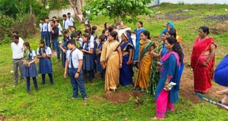 छात्र- छात्राओं को प्रकृति के महत्व को समझाने वृक्षारोपण भुआ बिछिया यशो:- नगर के वार्ड क्रमांक 14 में लिटिल फ्लॉवर इंग्लिश मीडियम स्कूल के संचालक रजनीश पांडे वृक्षारोपण कार्यक्रम आयोजित किया गया। वृक्षारोपण का कार्यक्रम में जनप्रतिनिधियों और स्कूल के छात्र - छात्राओं ने वृक्षारोपण किया। अतिथियों एवं स्कूल प्रबंधन द्वारा वृक्षों के महत्व पर प्रकाश डाला गया और बच्चों को अधिक से अधिक वृक्ष लगाने और उनकी सुरक्षा करने हेतु प्रेरित किया गया। स्कूल संचालक रजनीश पांडे ने बताया प्रति वर्ष वृक्षारोपण कार्यक्रम किया जाता है । उनकी देखभाल की जाती है । वृक्षारोपण कार्यक्रम में नगर परिषद अध्यक्ष चित्रा धुर्वे, उपाध्यक्ष रणधीर राजपूत एवं पार्षदगण, समाजसेवी संतोष ठाकुर, यूनुस खान, दीपक कटारे, शैलेश अग्रवाल,पत्रकार सुनील गर्ग, अभय चौरसिया, शोभित रावत, ओम प्रकाश सोनी, योगेश यादव, बसंत उमेश कार्तिकेय, धनिया यादव सहित लिटिल फ्लावर स्कूल के बच्चों सहित स्कूल संचालक रजनीश पांडे , विजय सार्वे, प्रिंसिपल शांति सोनी ,प्रीति अग्रवाल एवं वार्डवासी उपस्थित रहे।ें