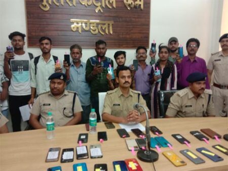 मंडला पुलिस द्वारा करीब 7 लाख कीमत के 52 गुम मोबाइल आवेदको को वापस लौटाये मंडला यशो:- मोबाइल फोन वर्तमान में लोगो के जीवन की बहुउपयोगी वस्तु हो गई है, ऐसे में जब किसी का मोबाइल गुम होता है तो अचानक मोबाइल गुमने के कारण लोगों को कई समस्याओं का सामना करना पड़ता है। जिले के साइबर सेल मंडला में कई दिनों से मोबाइल गुमने संबंधी शिकायतें मिल रही थी। मोबाइल गुमने संबंधी शिकायतों को गंभीरता से लेते हुए पुलिस अधीक्षक मंडला के निर्देशन एवं अति. पुलिस अधीक्षक एवं एसडीओपी मंडला के मार्गदर्शन में साइबर सेल की टीम द्वारा गुम मोबाइलों को सर्च कर उनका पता लगाकर विभिन्न कंपनियों के कुल 52 मोबाइल बरामद किये है। जिनकी अनुमानित कीमत 7 लाख रूपये है। पुलिस द्वारा उक्त मोबाईल को पुलिस द्वारा नागपुर, जबलपुर, डिंडौरी तथा मंडला के विभिन्न स्थानों से बरामद किये गये हैं। उक्त समस्त कार्यवाही अनुविभागीय अधिकारी पुलिस मंडला अश्विनी कुमार, डीएसपी राहूल कटरे के नेतृत्व में थाना प्रभारी नैनपुर दुर्गा नगपुरे, थाना प्रभारी कोतवाली जसवंत सिंह राजपूत, सायबर सेल प्रभारी उप निरीक्षक गोविन्द सिंह राजपूत, चौकी प्रभारी अंजनिया उप निरीक्षक पंकज विश्वकर्मा, प्रआर पुरन इडपांचे, प्रआर शेख समद, आर. पुनित जंघेला, आर. हटौले, सूर्यचन्द बघेले, केशव थाना, आशिष, अमित गरयार, अंकित ठाकुर, संतराम थाना कोतवाली, आर0 दुर्गेश लिल्हारे थाना नैनपुर, इसरार खान कोतवाली की महत्वपूर्ण भूमिका रही। अपना खोया हुआ मोबाईल की सूचना दर्ज कराये दूरसंचार विभाग भारत सरकार द्वारा सीईआइआर पोर्टल (ष्द्गद्बह्म्.ह्यड्डठ्ठष्द्धड्डह्म्ह्यड्डड्डह्लद्धद्ब .द्दश1.द्बठ्ठ) लॉन्च किया गया है। जिसके माध्यम से मोबाइल गुमने से संबंधी कंप्लेंट की जा सकती है। एसपी ने किया असली हीरो का सम्मान थाना बम्हनी के मामले में ग्राम मानिकपुर चौकी अंजनिया के श्री रामचन्द्र यादव एवं श्री प्रवेश बैगा द्वारा रात को अपने घर जाते समय रोने की आवाज सुनकर, रोने की आवाज आने वाले स्थान पर जाकर नाबालिक पीडिता को आरोपी के चंगुल से सुरक्षित बचाया साथ ही आरोपी को पकडवाने में अत्यंत बहादुरी एवं साहस का कार्य किया है। मंडला पुलिस द्वारा साहसिक कार्य को सम्मानित करने के लिए उक्त दोनो को "असली हीरो"* के सम्मान से सम्मानित किया गया।