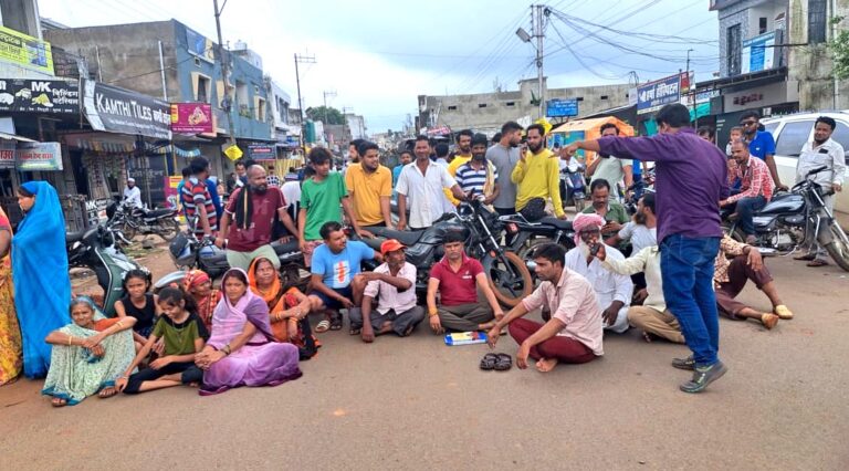 नगर पालिका की कार्य प्रणाली से आक्रोशित विवेकानंद वार्डवासियों ने किया आंदोलन चारों ओर कीचड़ नालियों का सड़को पर बहता पानी और चारों गंदगी से परेशान है वार्डवासी, श्रावण के पवित्र माह में भी नगर पालिका का कोई ध्यान नहीं है वार्ड पर, इस क्षेत्र से बड़ी संख्या मठ मंदिर भगवान के दर्शन करने जाती है और बजबजाती गंदगी करती परेशान सिवनी यशो:- सिवनी नगरपालिका परिषद में पदस्थ कांग्रेस अध्यक्षीय परिषद द्वारा दूषित मानसिकता से काम किया जा रहा है जिससे पूरा नगर परेशान है और विशेषकर भाजपा पार्षद वाले वार्डो के साथ नगर पालिका परिषद दुर्भावना के साथ कार्य कर रही है । परिषद में भाजपाई पार्षदों की किसी भी प्रकार की सुनवाई नही होने के कारण भाजपा के पार्षद आक्रोशित है और उनके आक्रोश के बावजूद भी सिवनी नगर पालिका के मुख्य नगर पालिका अधिकारी कोई समाधानात्मक रवैया नहीं अपना रहे है और वे नगरपालिका अध्यक्ष के इशारो पर काम कर रहे है भाजपाई पार्षदों का आरोप है कि कांग्रेस अध्यक्षीय परिषद के अध्यक्ष दुर्भावना के साथ काम कर रहे है और उनका पूरा साथ मुख्य नगरपालिका अधिकारी दे रहे है । इसी आक्रोश के चलते आज बुधवारा को विवेकानंद वार्ड की जनता का आक्रोश फूट गया और वह सड़को पर आकर आंदोलन के लिये मजबूर हो गयी । विवेकानंद वार्ड के पार्षद राजेश राजू यादव ने बताया कि विवेकानंद वार्ड में कांग्रेसी अध्यक्षीय परिषद के अध्यक्ष शफीक खान दुर्भावना के कारण कोई काम नहीं करा रहे है जबकि यहां की जनता बुरी तरह से परेशान है अनेक समस्याओं की ओर मुख्य नगरपालिका अधिकारी का ध्यान अनेक बार आकर्षित कराया गया परंतु मुख्यनगरपानिका अधिकारी कोई ध्यान नहीं दे रहें और नपा के अध्यक्ष शफीक खान इस कदर बेेशर्मी का परिचय दे रहे है कि पवित्र श्रावण मास में भी इस वार्ड के निवासियों को परेशान कर उनकी धार्मिक भावनाओं को ठेस पहुंचा रहे है । उन्होंने बताया कि इस वार्ड की सीमा में ही जिले का सिद्ध शिवपीठ मठ मंदिर है जहाँ से होकर श्रद्धालु बड़ी संख्या में जाते है । इसके साथ ही सिवनी नगर की ग्राम देवी का मंदिर माता दिवाला मंदिर है जहाँ श्रद्धालुओं की दिनभर बड़ी संख्या में आवक जावक बनी रहती है । इसके बावजूद भी सिवनी नगर पालिका परिषद द्वारा हमारे वार्ड की सड़को का निर्माण नहीं कराया जा रहा है, वार्ड की कच्ची तथा टूटी फूटी नालियों का निर्माण नहीं कराया जा रहा है, वार्ड में साफ सफाई नहीं करायी जा रही है, पेयजल की सही सप्लाई नहीं की जा रही हैतथा इसके साथ ही अनेक समस्याएँ है जिनका निराकरण नहीं कराया है । पार्षद राजेश यादव का कहना है कि सिवनी नगर पालिका में कांग्रेस अध्यक्षीय परिषद के साथ मिलकर मुख्य नगरपालिका अधिकारी भष्टाचार को बढावा दे रहे है ओर मेरे द्वारा नगर पालिका की भ्रष्ट गतिविधियों पर आपत्ति की जा रही है और शिकायते भी की गयी है जिससे कांग्रेस अध्यक्षीय परिषद के अध्यक्ष मुझसे दुर्भावना पूर्ण रवैया अपना रहे है और वार्ड में काम नहीं होने दे रहे है । वार्ड की समस्याओं को लेकर बड़ी संख्या में उपस्थित वार्डवासियों के साथ बुधवार को हुये आंदोलन के दौरान वार्ड पार्षद राजेश यादव ने आंदोलन का नेतृत्व किया इस अवसर पर परिषद में नेता प्रतिपक्ष ज्ञानचंद सनोडिया भी उपस्थित रहे जिन्होंने कहा कि सिवनी नगर पालिका परिषद जिस दूषित मानसिकता से कार्य कर रही है वह ठीक नहीं है आमजनता को मूलभूत सुविधाएँ देना नगरीय प्रशासन का दायित्व है इसमें भी भेदभाव करना स्वच्छ राजनीति नहीं है विवेकानंद वार्ड में जो समस्याएँ है उनका निराकरण नहीं होने से वार्डवासी आक्रोशित है और इतनी समस्याओं का सामना अधिक समय तक नहीं किया जा सकता । वार्ड की समस्याओं का शीघ्र निराकरण नहींं किया तो हम उग्र आंदोलन करेंगे । इस अवसर पर भाजपा नगर अध्यक्ष अभिषेक दुबे भी उपस्थित रहे जिन्होंन नगर पालिका परिषद की कार्यप्रणाली को जनहित के विपरीत बताते हुये कहा कि कांग्रेस जब भी सत्ता में आती है तो आमजनता को परेशान ही किया जाता है यह उनका कांग्रेसी चरित्र है । आंदोलनरत वार्डवासियों आकोश को देखते हुये मुख्य नगरपालिका अधिकारी आंदोलन स्थल पर पहुँचे और उन्होंने कहा कि वार्डवासियों की सभी समस्याओ का निकराकरण शीघ्र कर दिया जायेगा जिसके लिये प्रक्रिया में जो समय लगता है वह लगेगा उसके पूर्व जहाँ पानी का भराव है सड़क में कीचड़ हो रहा है वहाँ तात्कालिक व्यवस्था सुचारू करने के लिये डस्ट डालवा दी जायेगी एवं नालियों की सफाई के साथ दवा का नियमित छिडकाव कराया जायेगा आवारा जनवारोंं की रोकथाम एवं वार्ड की सफाई के लिये कर्मचारी को निर्देश दिये जायेगे