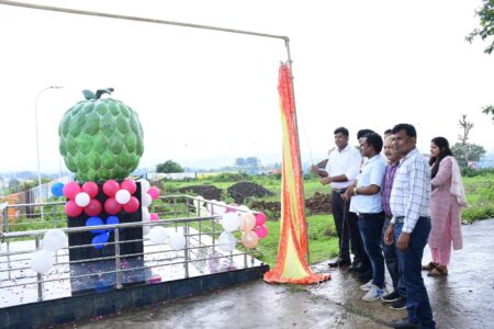 आईटीआई छपारा में सीताफल स्कल्चर सिवनी यशो:- प्राचार्य शासकीय आईटीआई कॉलेज छपारा द्वारा जानकारी देते हुए बताया कि संस्था के प्रांगण स्थल में 'एक जिला एक उत्पाद' के अंतर्गत साढ़े पांच फीट के नवनिर्मित सीताफल स्कल्चर का लोकार्पण अनुविभागीय अधिकारी (राजस्व) लखनादौन हिमांशु जैन के द्वारा किया गया। इस अवसर पर मलिन्दर सिंह आनंद चेयरमैन आईएमसी एवं श्रीमति निधि शर्मा तहसीलदार छपारा की विशेष उपस्थिति रही। उन्होंने बताया कि 'एक जिला एक उत्पाद' योजना में शामिल सिवनी जिले के छपारा विकासखण्ड का जम्बो सीताफल पूरे देश में प्रसिध्द है। 'जम्बो सीताफल' सामान्य सीताफल की तुलना में आकार में बहुत बडा व स्वाद में भी बहुत ही अधिक स्वादिष्ट होता है। यही कारण है कि देश भर में इस सीताफल का निर्यात किया जाता है। सीताफल एक स्वादिष्ट फल है जिसे शुगर एप्पल और शरीफा के नाम से भी जाना जाता है। सीताफल मधुमेह नियंत्रित करने में उपयोगी होता है। सीताफल की पत्तियां हृदय रोग में टॉनिक का कार्य करती हैं, क्योंकि इसकी पत्तियों में टेट्राहाडड्रो आइसोक्विनोसीन अल्कलायड पाया जाता है। अनुविभागीय अधिकारी राजस्व श्री जैन ने कहा कि सीताफल के स्कल्चर का निर्माण जिले में एक जिला एक उत्पाद की दिशा में एक मील का पत्थर साबित होगा। उन्होंने आगे बताया कि एक जिला एक उत्पाद योजना का लक्ष्य खोये इुए उत्पादक निर्माण और रचनात्मक प्रक्रिया को फिर से बनाने के लिए औद्योगिक दुनिया का विस्तार करके कला उत्पादकों का समर्थन करना है। यह योजना आत्मनिर्भर मध्यप्रदेंश अभियान कें अन्तर्गत सूक्ष्म खाद्य उद्योग उन्नयन योजना में एक वर्ष के भीतर लघु इकाईयों की स्थापना की दिशा के कई उल्लेखनीय पहल की गई है। योजना कें अन्तर्गत आरम्भ की जाने वाली सूक्ष्म खाद्य प्रसंस्करण इकाईयों का वित्तीय व तकनीकी मदद भी उपलब्ध कराई जा रही है । आईएमसी चेयरममैन श्री मलिन्दर सिंह आंनद ने बताया कि एक जिला एक उत्पाद के तहत बेरोजगार युवाओं को रोजगार के अवसर प्राप्त होंगे। इस योजना से राज्य के छोटे उद्यमियों एवं किसानों को लाभ मिलेगा, किसान व उद्यमी सीताफल के पल्प को संधारित करके आईस्क्रीम बनाने में उसका उपयोग कर सकते हैं, जिससे फूड प्रोसेसिंग के उद्योग को बढावा मिलेगा साथ ही उन्होनें सीताफल कें पल्प निर्माण सम्बधी उद्योग छपारा में स्थापित करनें की इच्छा व्यक्त की। सीताफल के नवनिर्मित स्कलचर के लोकार्पण के अवसर उपस्थित अतिथियों द्वारा कॉलेज परिसर में वृक्षारोपण किया गया। इस अवसर पर संस्था कें समस्त स्टाफ सहित बड़ी संख्या में प्रशिक्षणार्थी उपस्थित थे।