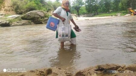 टीकाकरण एवं गर्भवती माताओं की जांच के लिए ग्राम बरखो पहुंची एएनएम माया डोंगरे मानव सेवा की भावना एवं अपने कर्त्तव्य के प्रति गंभीर होकर कार्य करने की लगन विपरीत परिस्थितियों में हार नहीं मानने देती है। स्वास्थ्य विभाग की एएनएम माया डोंगरे भी ऐसी ही एक कर्तव्य परायण कर्मचारी है। बालाघाट। विपरीत परिस्थितियों में टीकाकरण एवं गर्भवतीमाताओं की जांच के लिए ग्राम बरखो पहुंची एएनएम माया डोंगरे मानव सेवा की भावना एवं अपने कर्त्तव्य के प्रति गंभीर होकर कार्य करने की लगन विपरीत परिस्थितियों में हार नहीं मानने देती है। स्वास्थ्य विभाग की एएनएम माया डोंगरे भी ऐसी ही एक कत्र्त्वय परायण कर्मचारी है। जिन्होंने नदी में पानी होने के बाद भी उसे पार कर दूसरी ओर के ग्राम बरखो में बच्?चों के टीकाकरण के लिए पहुंच कर अपना कर्त्तव्य निभाया है। बालाघाट जिले के सीएचसी लामता ब्लॉक के अंतर्गत उप स्वास्थ्य केन्द्र मोहगांव सेक्टर के चांगोटोला में पदस्थ एएनएम श्रीमती माया डोंगरे को 18 जुलाई को राष्ट्रीय कार्यक्रम के अन्तर्गत टीकाकरण कार्य के लिये ग्राम बरखो में बच्चों के टीकाकरण के लिए जाना था। लेकिन रास्ते में मानकुंवर नदी की पुलिया बाढ़ में बह जाने के कारण पुलिया से आवागमन बंद था और इस कारण से उसे ग्राम बरखो पहुंचना मुश्किल लग रहा था। लेकिन उसके लिए बच्चों का समय पर टीकाकरण करना बड़ी जिम्मेदारी थी। एएनएम माया डोंगरे ने नदी घाट जाकर देखा कि वह सुरक्षित नदी पर कर लेगी तो वह नदी में अपना सामान लेकर उतर गई और ग्राम बरखो पहुंची और अपना कार्य किया। इस दौरान माया डोंगरे द्वारा ग्राम बरखो में गर्भवती माताओं की जांच की गई और 0-5 वर्ष के बच्चों के स्वास्थ्य जांच में अपनी सेवाएं दी गई। माया डोंगरे ने बरखों में 01 गर्भवती महिला की एनसी. प्रथम जांच की एवं टीडी. प्रथम डोज दिया, 01 महि गर्भवती महिला की द्वितीय जांच एवं 01 गर्भवती महिला की तृतीय जांच की। इसी प्रकार बच्चों को पेन्टा + पोलियो रोटावायरस द्वितिय डोज 2 लगाया गया। माया डोंगरे द्वारा ग्राम बरखों में दस्तक अभियान के अंतर्गत 0 से 5 वर्ष के बच्चों में 15 को विटामिन ए की खुराक पिलायी गयी एवं 19 बच्चों का स्वास्थ्य परिक्षण किया गया।मुख्य चिकित्सा एवं स्वास्थ्य अधिकारी डॉ मनोज पांडेय ने बताया कि एएनएम माया डोंगरे द्वारा मानकुंवर नदी पार ग्राम बरखो पहुंचकर वहां के लोगों को स्वास्थ्य सेवायें देने में अनुकरणीय कार्य किया है। उन्होंने बताया कि मैदान स्तर पर कार्य करने वाले स्वास्थ्य कार्यकर्त्?ताओं को सख्त निर्देश दिये गये है कि वर्षा के दिनों में नदी-नाले पार करते समय अपनी जान जोखिम में ना डालें।