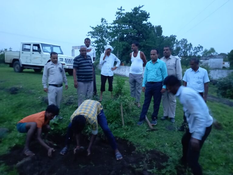 प्रतिबंधित थाईलैण्ड मंगूर मछली का कराया गया विनिष्टीकरण सिवनी यशो:- उप संचालक मत्स्योद्योग सिवनी द्वारा जानकारी देते हुए बताया कि कलेक्टर एवं जिला दण्डाधिकारी श्री क्षितिज सिंघल के आदेशानुसार जिले में 15 अगस्त तक मत्स्याखेट प्रतिबंधित है। मत्स्य विभाग द्वारा प्रतिबंधात्मक अवधि में मत्स्य आखेट एवं विक्रय की रोकथाम के लिए सतत रूप से औचक निरीक्षण कार्यवाही की जा रही है। इसी क्रम में विगत 28 जुलाई 23 को विकासखण्ड घंसौर के साप्ताहिक हाट बाजार का निरीक्षण के दौरान भारत सरकार द्वारा प्रतिबंधित लगभग 25 किलोग्राम थाईलैण्ड मांगूर मछली जप्त कर नष्ट कराई गई। विदित हो कि थाईलैण्ड मांगूर मछली मानव स्वास्थ्य के लिए हानिकारक है इसके सेवन से कैंसर जैसी गंभीर बीमारी होती है। मत्स्य विभाग के दल द्वारा घंसौर हाट बाजार से वजन लगभग 15 कि.ग्रा. मेजर कार्प मछली भी जप्त कर नीलामी की कार्यवाही की गई। बंद ऋतु के दौरान मत्स्याखेट / मत्स्य विकय पर रोक लगाने के लिए श्री के0एल0 मरावी उपसंचालक मत्स्योघोग सिवनी के मार्गदर्शन में गठित टीम दल प्रभारी मुकुन्दराव बंसोडकर सहायक मत्स्य अधिकारी, दिनेश मेहरा मत्स्य जमादार, निरंजन बेलिया, पिकेश गभने एवं होमगार्ड जवान विजय साहू का योगदान रहा।