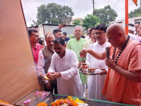 समरसता यात्रा का लखनवाड़ा, कारीरात, मातृधाम तथा फुलारा में हुआ आत्मीय स्वागत सिवनी यशो:- संत शिरोमणि रविदास जी के संदेशों को जन-जन तक पहुंचाने तथा उनके समरसता के संदेश को प्रसारित करने के उद्देश्य आयोजित समरसता यात्रा चतुर्थ दिवस सिवनी से छिंदवाड़ा जिलें के लिए प्रस्थान हुई। चतुर्थ दिवस की यात्रा का प्रारंभ ग्राम लुघरवाड़ा से पादुका पूजन से हुआ। मध्य प्रदेश गोपालन एवं पशुधन संवर्धन बोर्ड के अध्यक्ष स्वामी अखिलेश्वरानंद गिरि,जन अभियान परिषद प्रदेश उपाध्यक्ष डॉ जितेंद्र जामदार, विधायक दिनेश राय, आलोक दुबे, अशोक तेकाम, अजय डागोरिया, गजानंद पंचेश्चर, श्रीनिवास मूर्ति, आशीष माना ठाकुर, नगरपालिका उपाध्यक्ष ज्ञानचंद सनोडिय़ा, कलेक्टर क्षितिज सिंघल, मुख्य कार्यपालन अधिकारी श्रीमती निधि राजपूत सहित अन्य जनप्रतिनिधियों ने पादुका पूजन कर यात्रा को रवाना किया। समरसता यात्रा लुघरवाड़ा से प्रारंभ होकर सिवनी नगरीय क्षेत्र होती हुई ग्राम लखनवाड़ा, कारीरात, मातृधाम तथा फुलारा होती हुई छिंदवाड़ा जिलें के लिए प्रस्थान हुई। इस दौरान स्थानीय रहवासियों द्वारा यात्रा का जगह-जगह स्वागत किया तथा पादुका पूजन कर सागर जिलें में बनने वाले संत रविदास के भव्य मंदिर के लिये मिट्टी और जल भेंट किये। यात्रा के साथ चल रहे जन अभियान परिषद के उपाध्यक्ष डॉ जितेन्द्र जामदार, विधायक दिनेश राय, आलोक दुबे सहित अन्य जनप्रतिनिधियों तथा प्रबुद्ध जनों ने अपने उद्बोधन के माध्यम से समरसता यात्रा के उद्देश्य तथा संत शिरोमणि रविदास जी के संदेशों को जन-जन तक पहुंचाया। और संत रविदास जी की मंशा के अनुरूप समरस समाज निर्माण के लिये सभी से आग्रह किया