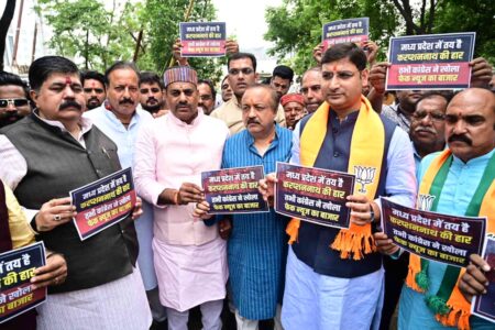 *भाजपा ने की प्रियंका गांधी, कमलनाथ और कांग्रेस नेताओं की क्राइम ब्रांच में शिकायत* *पार्टी नेताओं ने कहा फर्जी पत्र प्रचारित कर कांग्रेस नेता भाजपा सरकार की छवि धूमिल करने का प्रयास कर रहे* भोपाल। कांग्रेस महासचिव प्रियंका गांधी, पूर्व मुख्यमंत्री कमलनाथ और कांग्रेस नेताओं द्वारा षडयंत्र पूर्वक किसी ठेकेदार, एसोसिएशन के नाम से फर्जी पत्र सोशल मीडिया पर प्रचारित कर जनता को भ्रमित करने और भारतीय जनता पार्टी की प्रदेश सरकार की छवि धूमिल किए जाने पर शनिवार को भारतीय जनता पार्टी के एक प्रतिनिधिमंडल ने क्राइम ब्रांच भोपाल पहुंचकर प्रियंका गांधी, कमलनाथ, जयराम रमेश, अरूण यादव सहित कांग्रेस नेताओं के विरूद्ध शिकायत करते हुए कठोर कार्यवाही करने की मांग की। गत दिनों सोशल मीडिया प्लेटफार्म पर मध्यप्रदेश ठेकेदार संघ द्वारा हाईकोर्ट के मुख्य न्यायधीश को पत्र लिखकर शिकायत की गयी थी। प्रदेश में 50 प्रतिशत कमीशन देने पर ही भुगतान मिलता है। उक्त पत्र में शिकायतकर्ता ज्ञानेन्द्र अवस्थी एवं पता बंसत विहार कालोनी लश्कर ग्वालियर दिया गया है। उक्त नाम का न कोई संघ है और न ही कोई व्यक्ति है। शिकायतकर्ता का पता भी झूठा है। यह पत्र पूरी तरह निराधार और फर्जी है। फर्जी पत्र के माध्यम से भाजपा सरकार की छवि धूमिल करने की सोची समझी साजिश है। इस पत्र को कांग्रेस की राष्ट्रीय महासचिव प्रियंका गांधी, पूर्व मुख्यमंत्री कमलनाथ, कांग्रेस नेता जयराम रमेश, अरूण यादव, शोभा ओझा सहित अन्य नेताओं ने अपने ट्वीटर हैंडल से प्रचारित कर जनता में भ्रम का वातावरण पैदा किया, जो कि अपराध की श्रेणी में आता है। कांग्रेस नेताओं द्वारा इस कृत्य की शिकायत क्राइम ब्रांच से भारतीय जनता पार्टी के प्रतिनिधिमंडल द्वारा की गयी। प्रतिनिधिमंडल में पार्टी के प्रदेश महामंत्री एवं प्रदेश कार्यालय प्रभारी श्री भगवानदास सबनानी, प्रदेश शासन के मंत्री श्री विश्वास सारंग, विधायक श्री रामेश्वर शर्मा, जिलाध्यक्ष श्री सुमित पचौरी, प्रदेश प्रवक्ता डॉ. दुर्गेश केसवानी, श्री कृष्णमोहन सोनी, श्री सुनील पाण्डे, श्री हीरेन्द्र बहादुर सिंह, श्री राहुल राजपूत, श्री अनिल अग्रवाल, श्री राजेन्द्र गुप्ता सहित पदाधिकारी शामिल थे। प्रतिनिधिमंडल ने कांग्रेस नेताओं की शिकायत करते हुए कठोर कार्यवाही करने की मांग की।