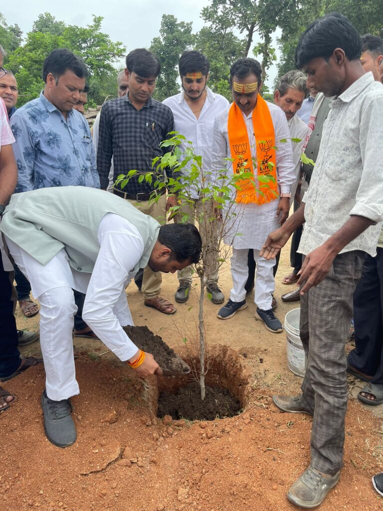 हर घर तिरंगा अभियान के दौरान जगह-जगह पहुंचे वैभव पवारसिवनी यशो:- प्रधानमंत्री नरेन्द्र मोदी द्वारा मेरी माटी मेरा देश अभियान चलाया जा रहा है एवं इस बार पुन: हर घर तिरंगा अभियान को व्यापक रूप से चलाने का आव्हान किया गया है। इसी तारतम्य में भारतीय जनता युवा मोर्चा के प्रदेश अध्यक्ष श्री वैभव पवार के नेतृत्व में सम्पूर्ण मध्यप्रदेश में हर घर तिरंगा अभियान के निमित्त 13, 14 एवं 15 अगस्त को विभिन्न कार्यक्रम आयोजित हो रहे हैं।
इस दौरान वैभव पवार बरघाट विधानसभा में शिला फलकम के अनावरण में शामिल हुए। साथ ही उत्कृष्ट विद्यालय बरघाट में पूर्व सैनिकों के सम्मान कार्यक्रम, ग्राम केसला में वसुधा के वंदन कार्यक्रम में 75 पौधों के रोपण में ग्राम सल्हे कोसमी में शहीद सतीश राजपूत के निवास पहुंचकर परिवारजनों का सम्मान किया एवं ग्राम पंचायत धारना में पैदल तिरंगा यात्रा एवं केवलारी विधानसभा की मलारी पंचायत में पैदल तिरंगा यात्रा में शामिल हुए।  कार्यक्रम में जिला अध्यक्ष भाजयुमो युवराज सिंह राहंगडाले, मंडल अध्यक्ष भाजपा विवेक बिसेन, विजय राहंगडाले, नरेश बरकड़े, राकेश टेकाम, प्रीतपाल बघेल, अतीत बिसेन, सुरेश नागराज, रंजिता बॉपचे, अंशुल पवार, सतेन्द्र राहंगडाले एवं भाजपा के ज्येष्ठ श्रेष्ठ कार्यकर्ता उपस्थित रहे। उक्त जानकारी भाजयुमो जिला मीडिया प्रभारी महेन्द्र बघेल ने दी है।